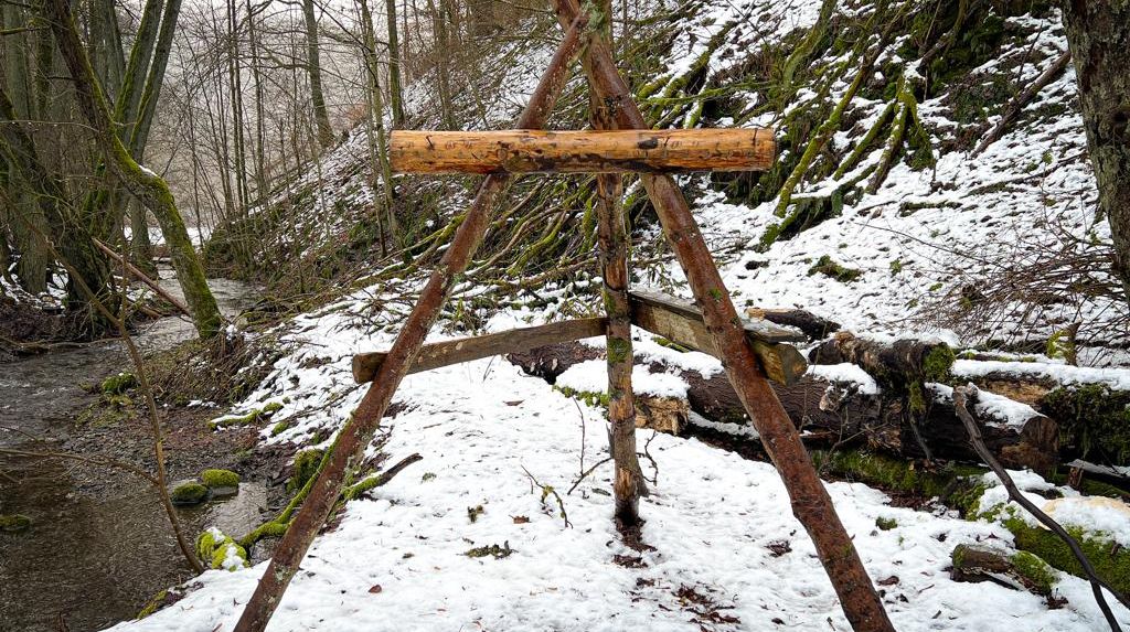 Dreibeiniger Aufbrechbock im Revier