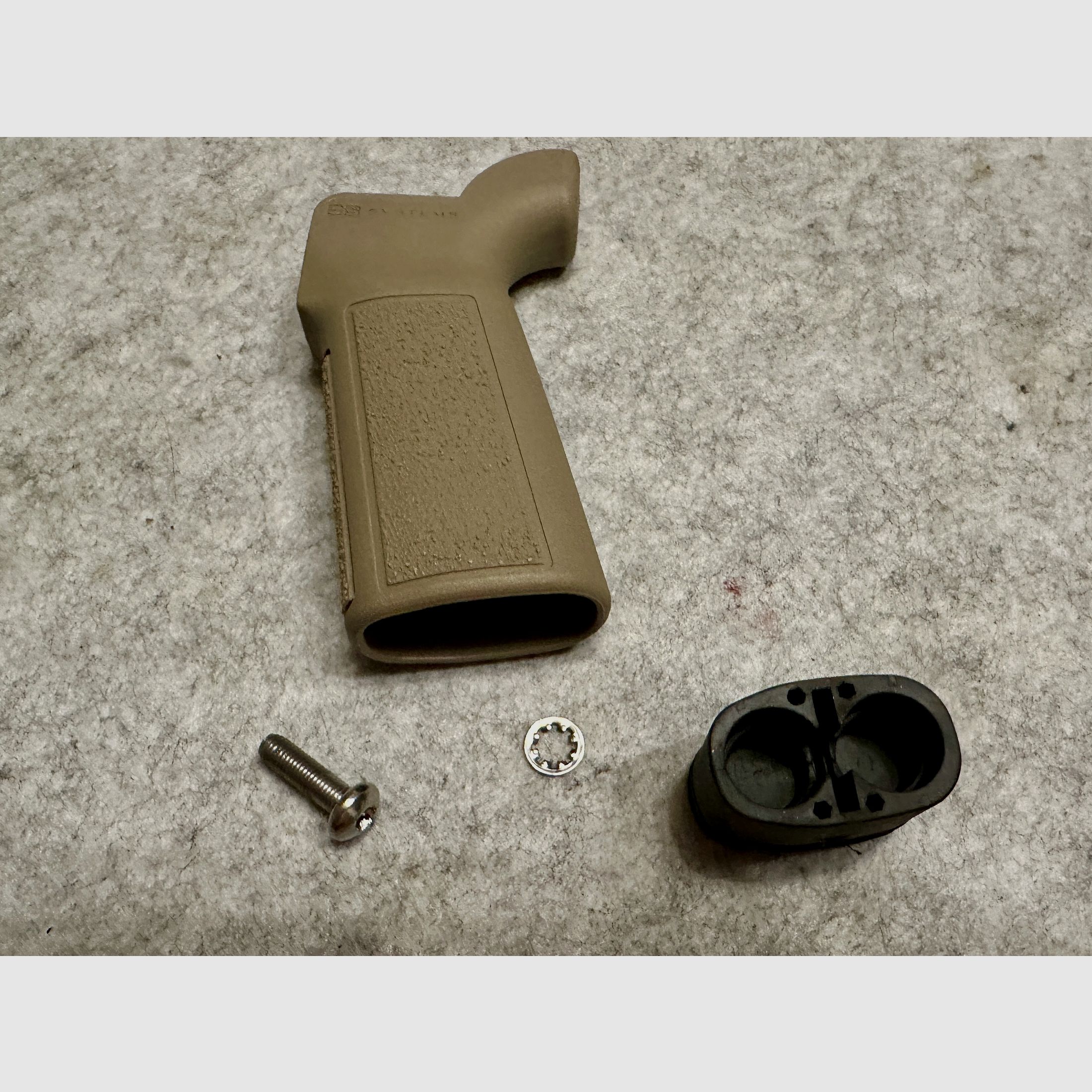 B5 Systems Type 23 P Griff in FDE + verticale MLOK voorgriff