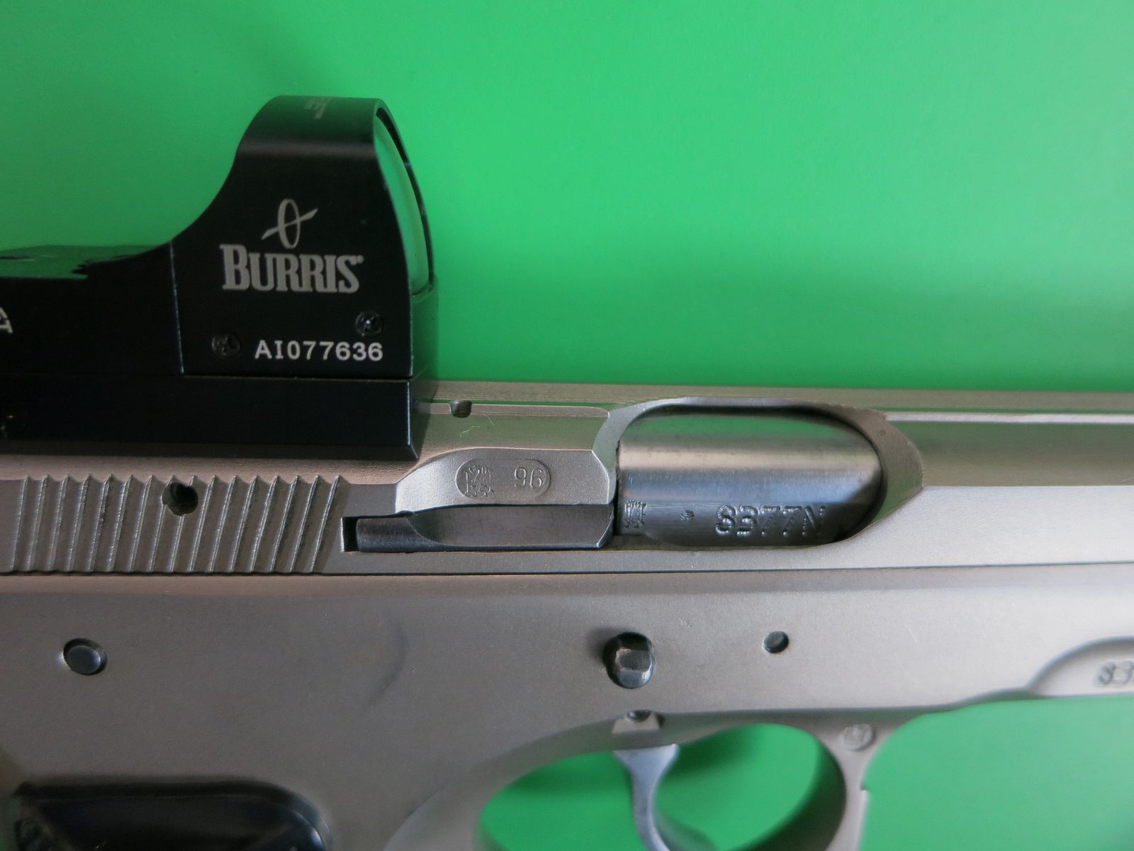 Brünner CZ75 B OMEGA en acier inoxydable ou ČZ 75 (Česká zbrojovka), pistolet semi-automatique, Cal. 9×19 + Burris Fastfire       #90