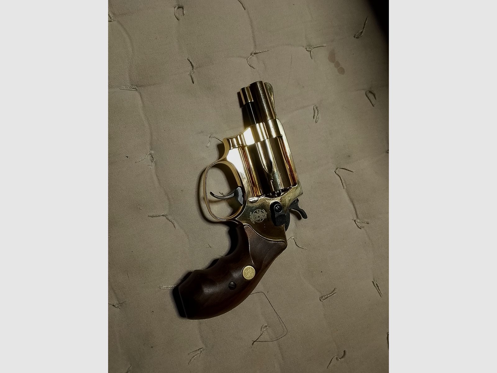 Revólver Smith & Wesson Chiefs Special 9 mm R.K., dorado de 24 quilates, empuñaduras de madera