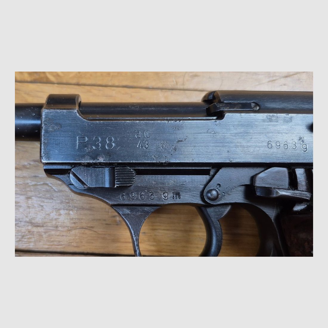 Mooie Walther P38 Pistol – Fabricage bekend als "ZM" voor Walther Zella Mehlis – Code AC – Wapen van juli 1943 – Originele bluing op 95% – Onberispelijke mechanica – Zeer mooie loop – 100% originele onderdelen – Mono-nummer behalve magazijn – Zeer goede staat – TBE, afbeelding 1 van 20