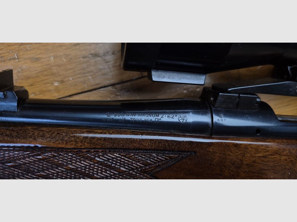 Très belle Carabine de chasse BSA modèle CF2 — Cal. 300 Win Mag — Magasin 3 coups +1 — Bois de haute qualité en grade V — Lunette Schmidt & Bender 1.5-6x — Excellente mécanique — Canon miroir — Une des toutes meilleures carabines de chasse sorties des ateliers de la « Grande Époque » britannique — TBE/TBE+, image 36 sur 39