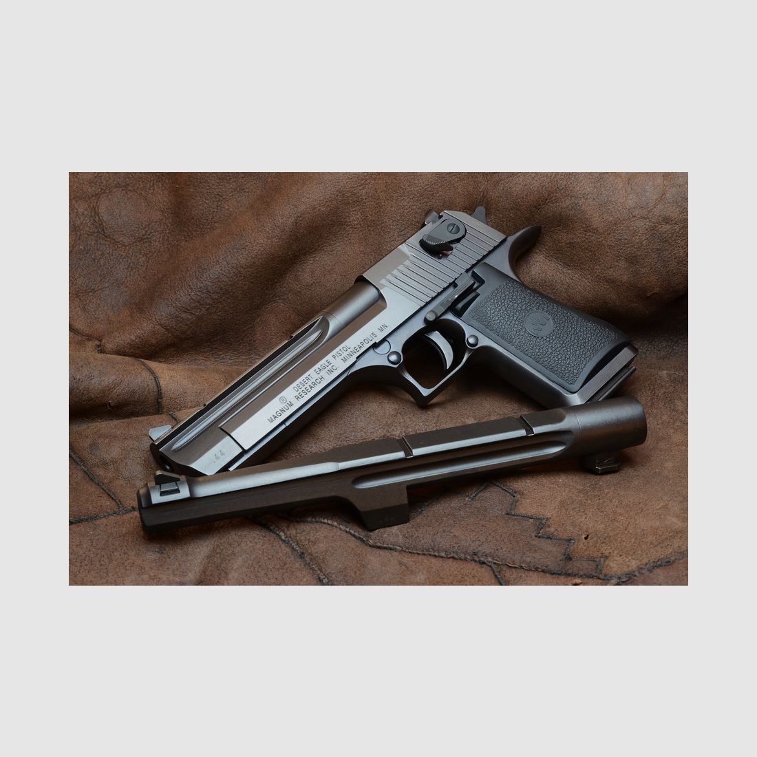 Außergewöhnliches Set Desert Eagle MK-XIX – Kaliber 44Mag – 2 Läufe (!) ein 6 Zoll und ein 10 Zoll (!) – Seltenes Exemplar IMI aus israelischer Herstellung (und nicht aus den USA!) – Original IMI Tasche – Zwei Magazine – Zustand NEU! Außergewöhnlich!, Bild 3 von 16