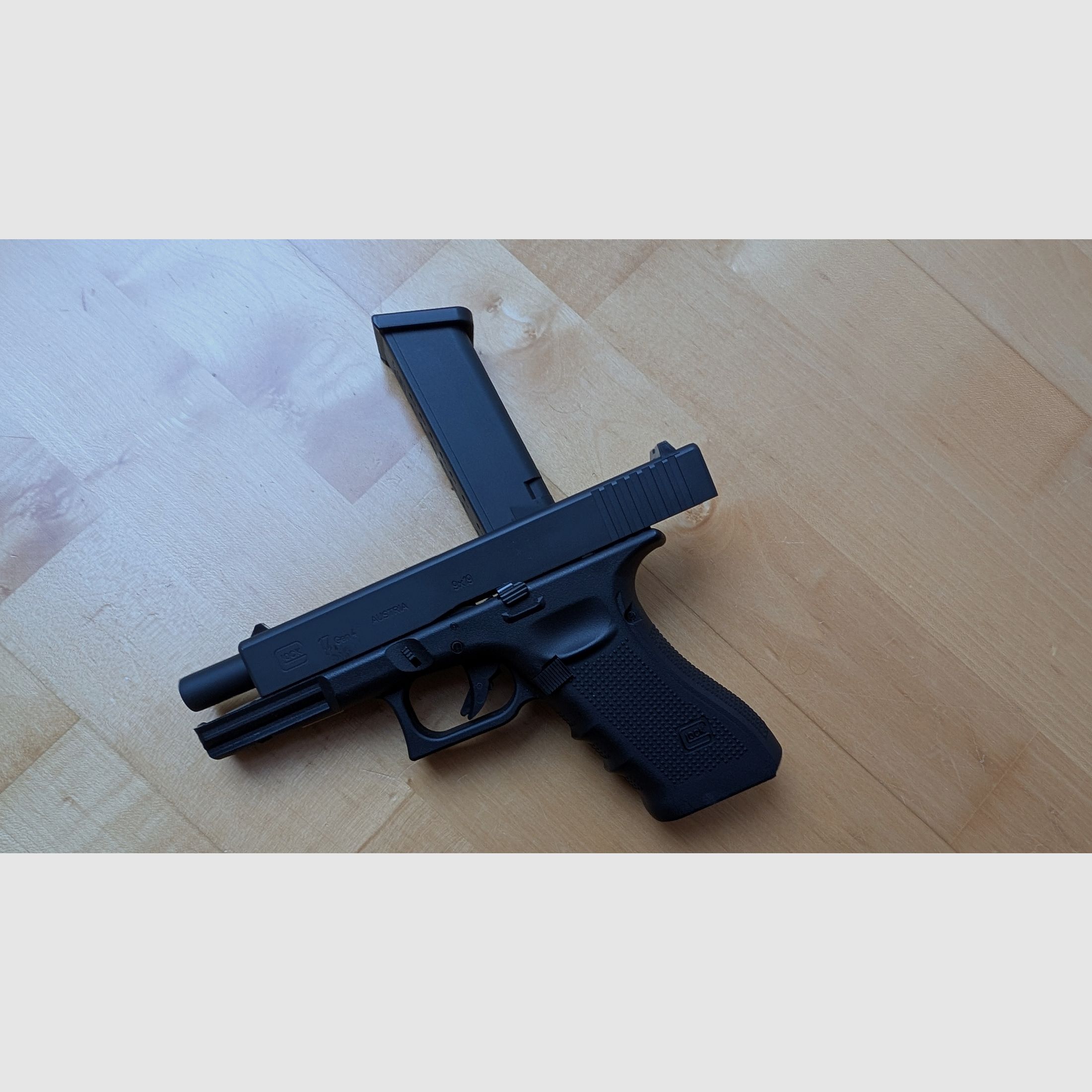 Glock 17 Gen. 4 Airsoft mit Metallschlitten CO2 BlowBack 6mm BB schwarz