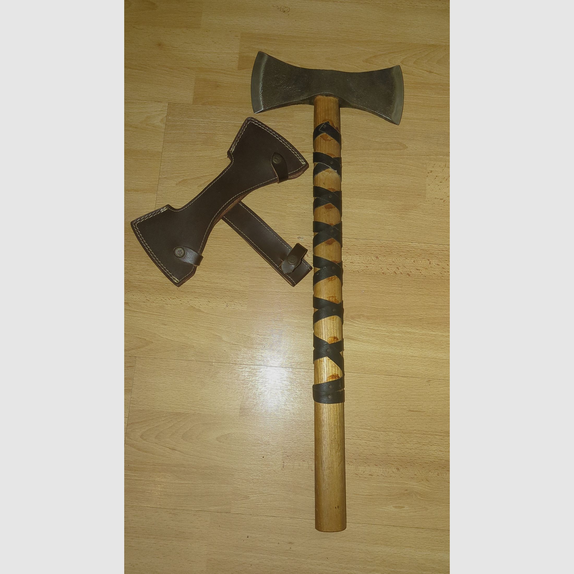 Pequeño hacha doble vikingo (Haller Bergolfur) con envoltura de cuero y funda de cuero