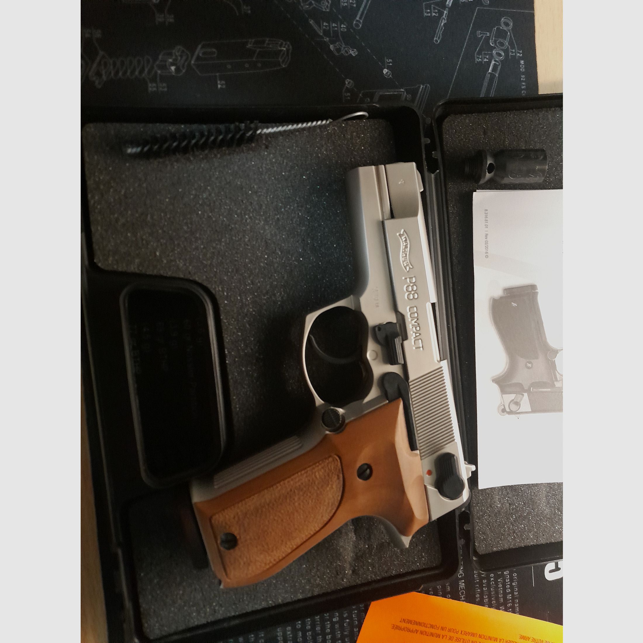 Walther P88 Nickel avec plaquettes en bois 9mm Pak