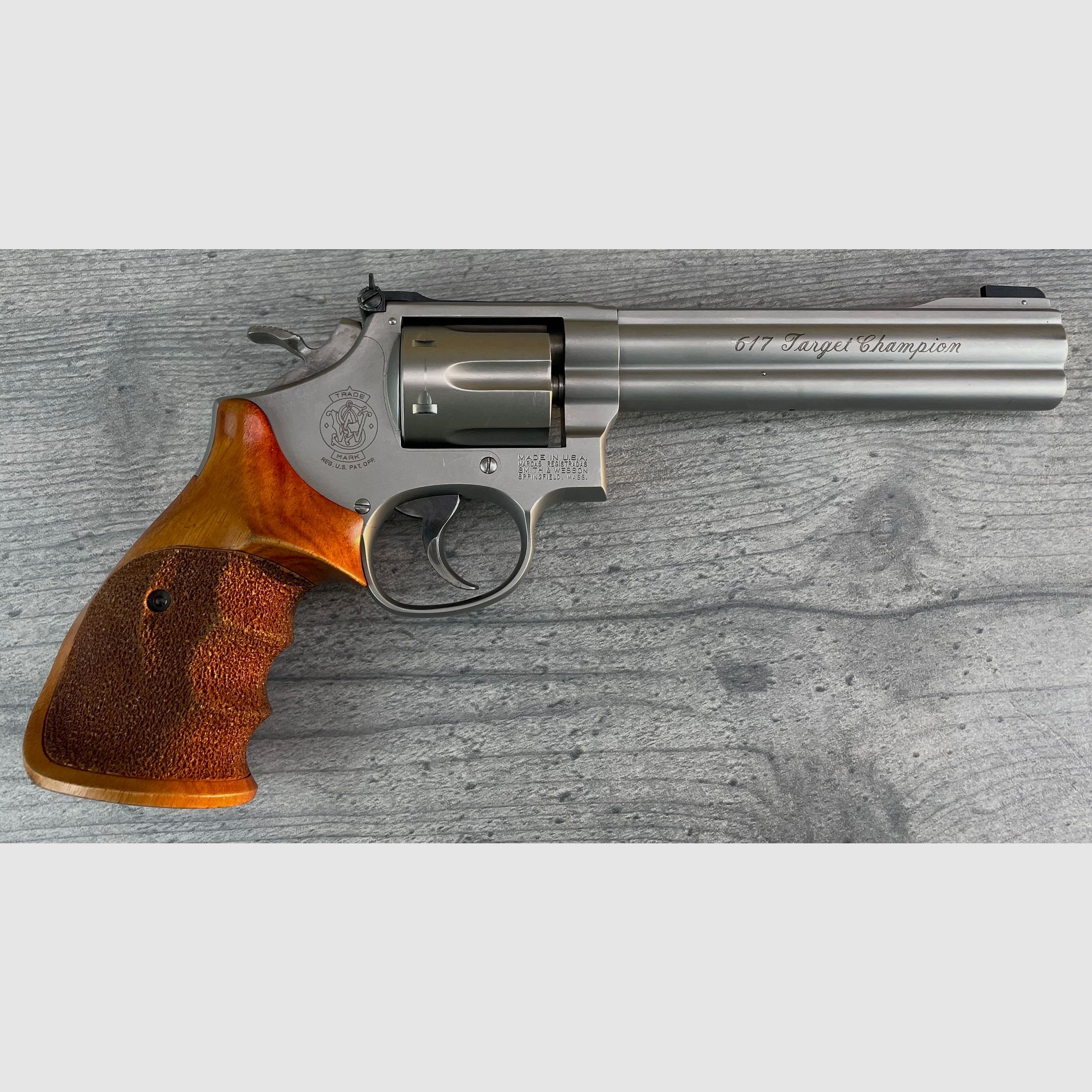 Smith & Wesson Mod. 617-1 Target Champion .22 l.r. impugnature in legno