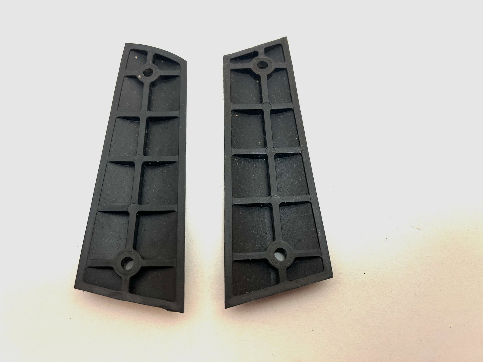 ••• Colt Government 1911 grips - plastic - original •••