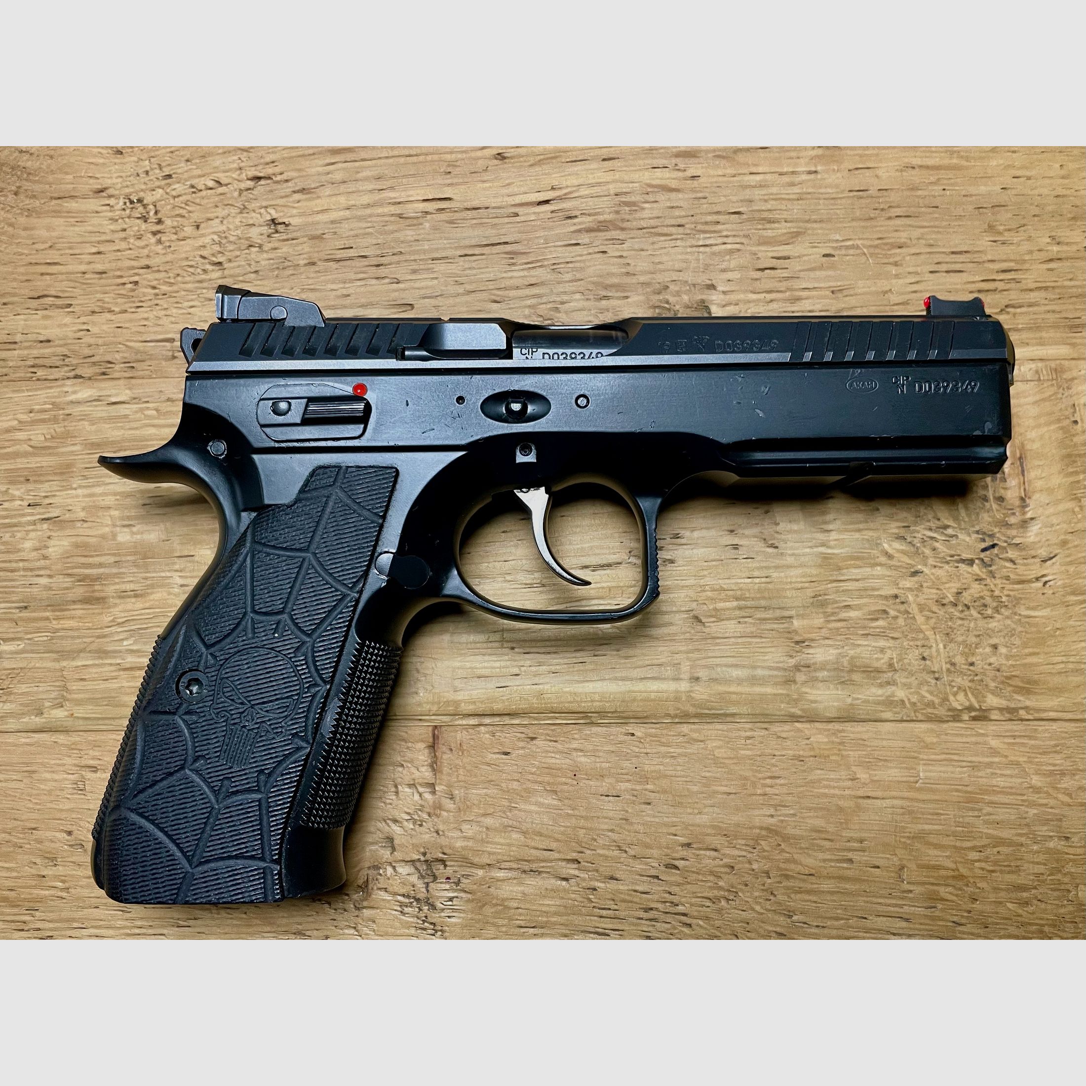 CZ Shadow 2 w 9 mm Luger z okładkami rękojeści „Punisher”