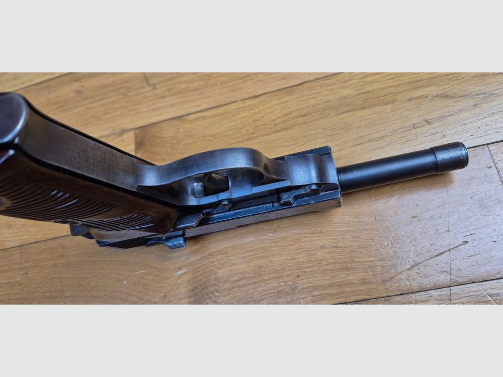 Schöner Walther P38 Pistol – Herstellung genannt „ZM“ für Walther Zella Mehlis – Code AC – Waffe von Juli 1943 – Originalbrünierung zu 95% – Einwandfreie Mechanik – Sehr schöner Lauf – 100% Originalteile – Monomatrikulation außer Magazin – Sehr guter Zustand – TBE, Bild 10 von 20