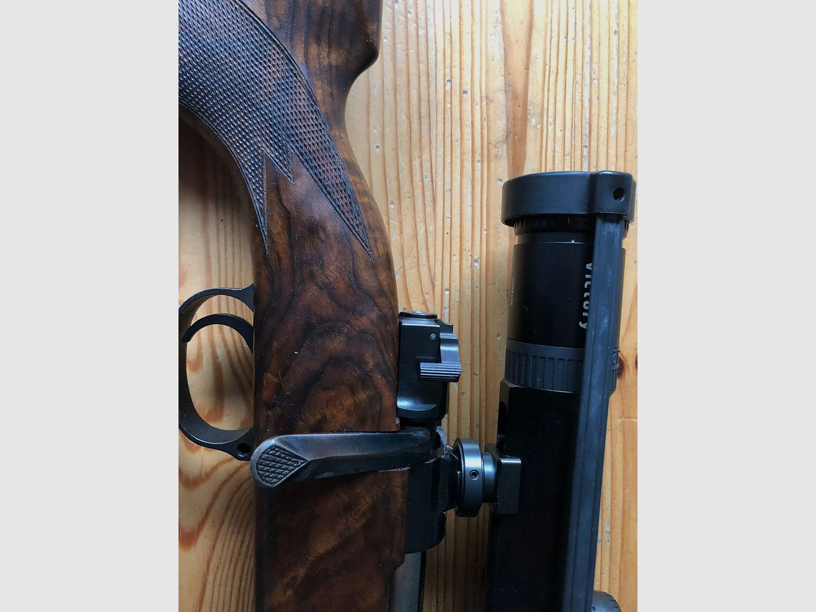 Repetierbüchse Mauser System K98 Kaliber 9,3 x 62 mit Zeiss Diavari M 3-12x56 mit Leuchtpunkt