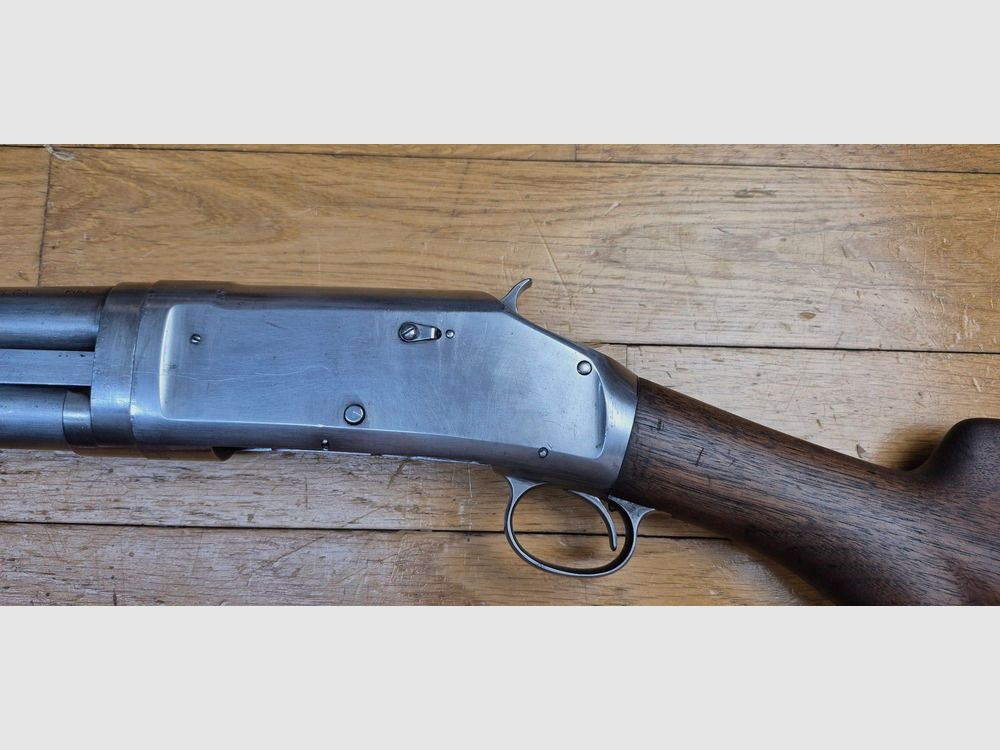 Ikonische Pumpflinte Winchester Modell 1897 – Take Down Modell mit 28 Zoll (71cm) Lauf – Waffe von 1914! – Kal. 16/70 – 5+1 – Kat. D! – Waffe in ausgezeichnetem Zustand – TBE++, Bild 4 von 32