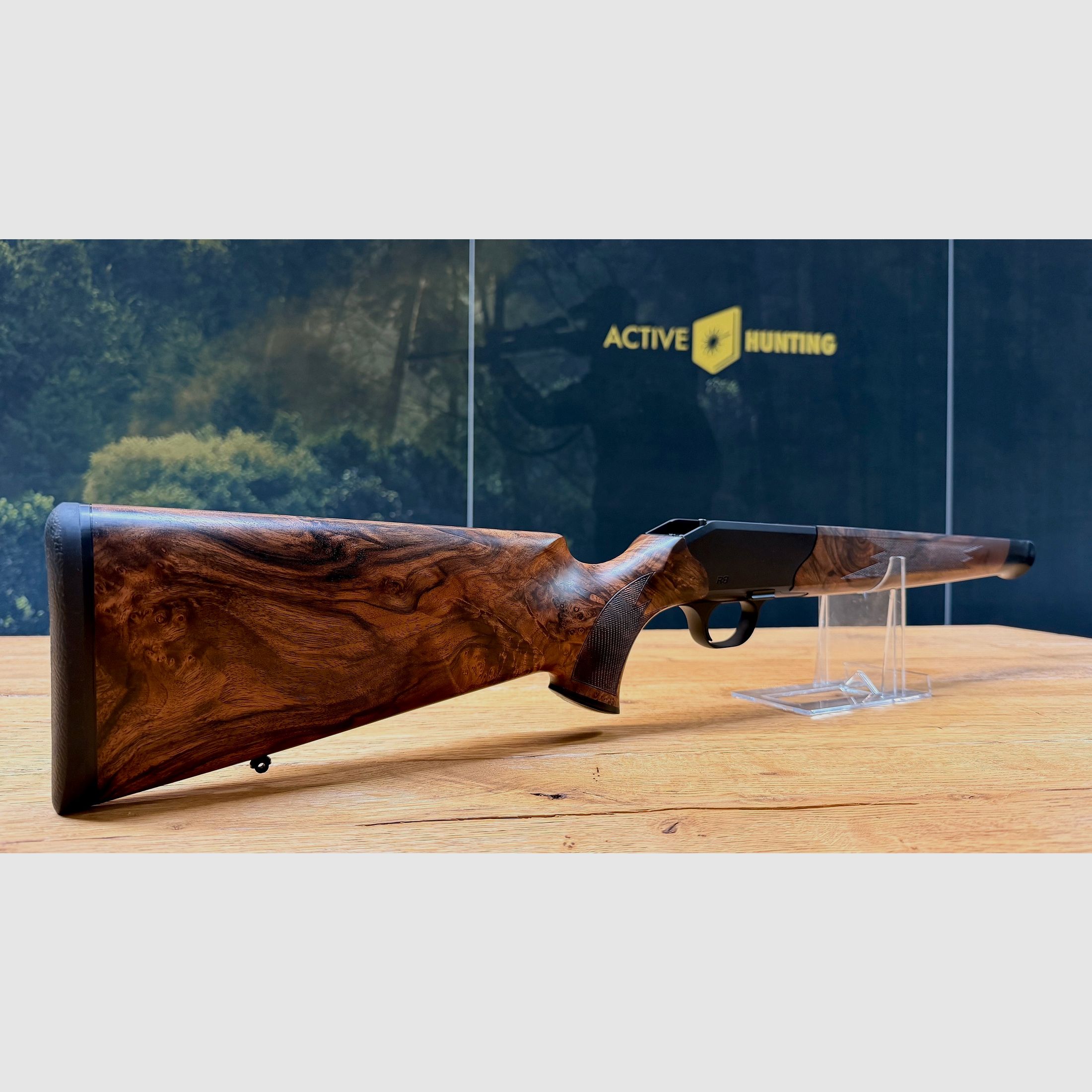 Blaser R8 Schaft / Holzklasse 7 / Bayrische Doppelfalzbacke / seidenmattes Finish / Logo Schwarz