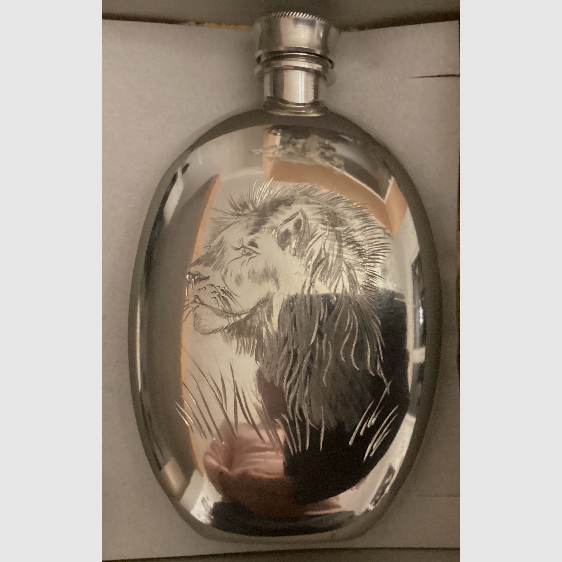 Flachmann mit Löwengravur