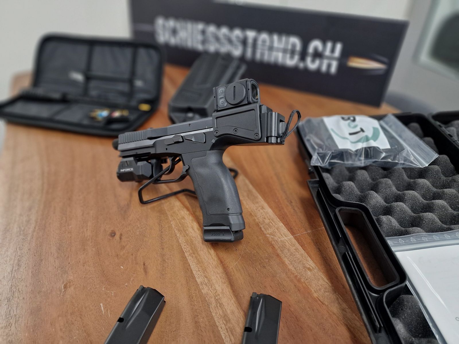 B&T – Halbauto / USW-A1 / 9mm / Mit Holster und Lampe / Klappschaft, Bild 3 von 7