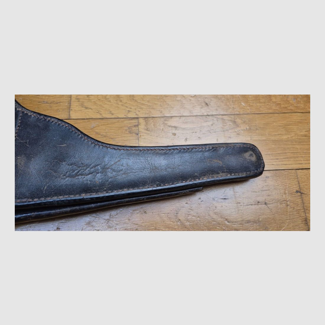 Sehr schönes Etui für die Pistole Luger P08 lang, genannt „Artillerie“ – Herstellung Gustav Möller in Hameln vor 1915 – Seltenes Etui des 1. Typs, unmodifiziert – Schöne Leder in TBE und flexibel – Komplett mit seinen Originalwerkzeugen Schlüssel und Stab – Braunes Etui, brüniert, nach September 1915 – Wunderschönes Stück in TBE++, Bild 14 von 24