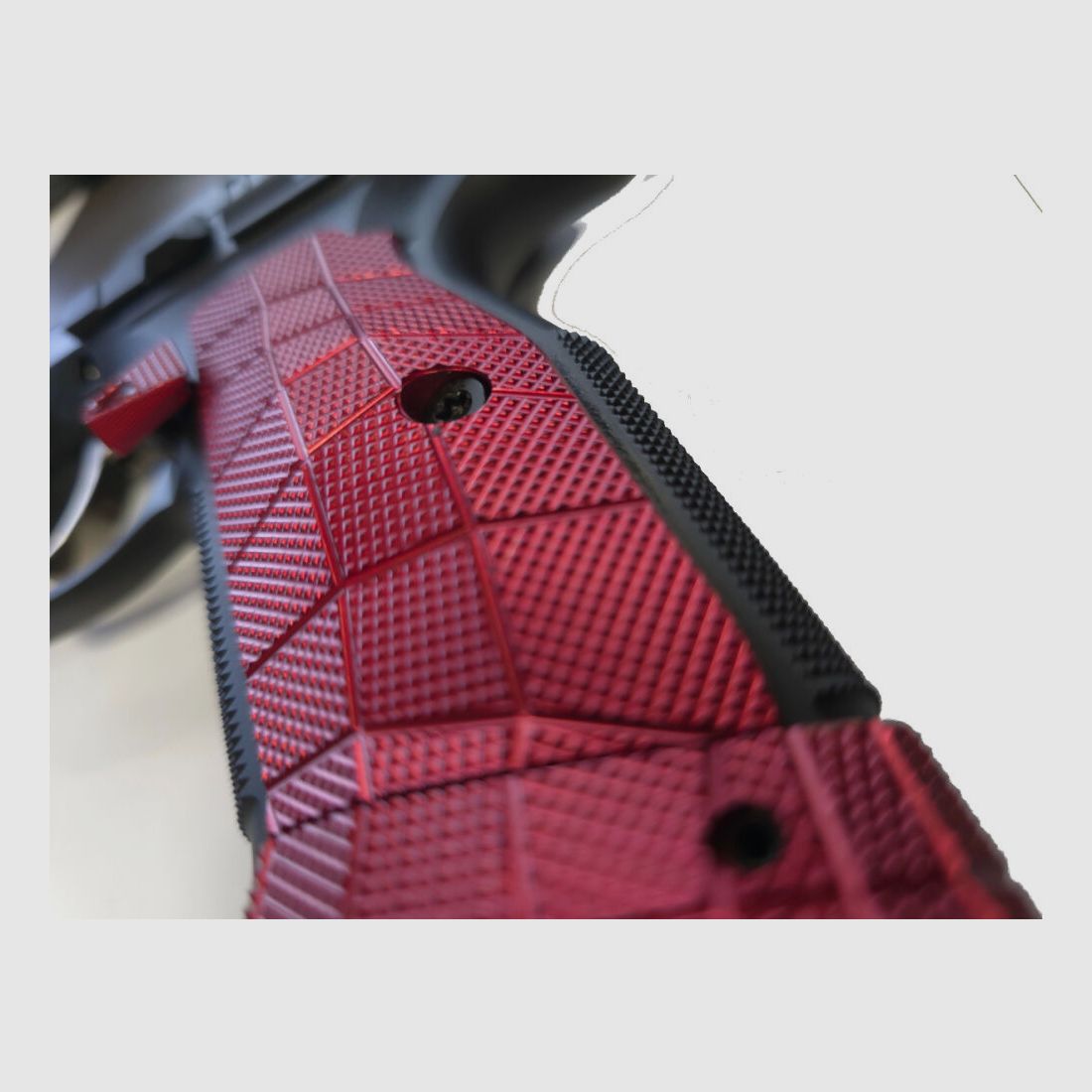 Pistole CZ SHADOW 2 OR (SA/DA) 9mm Pistole Optic Ready	 Red Anodized Aluminium LOK GRIPS VERSION CZ Shadow2 OR - UVP: 2462€