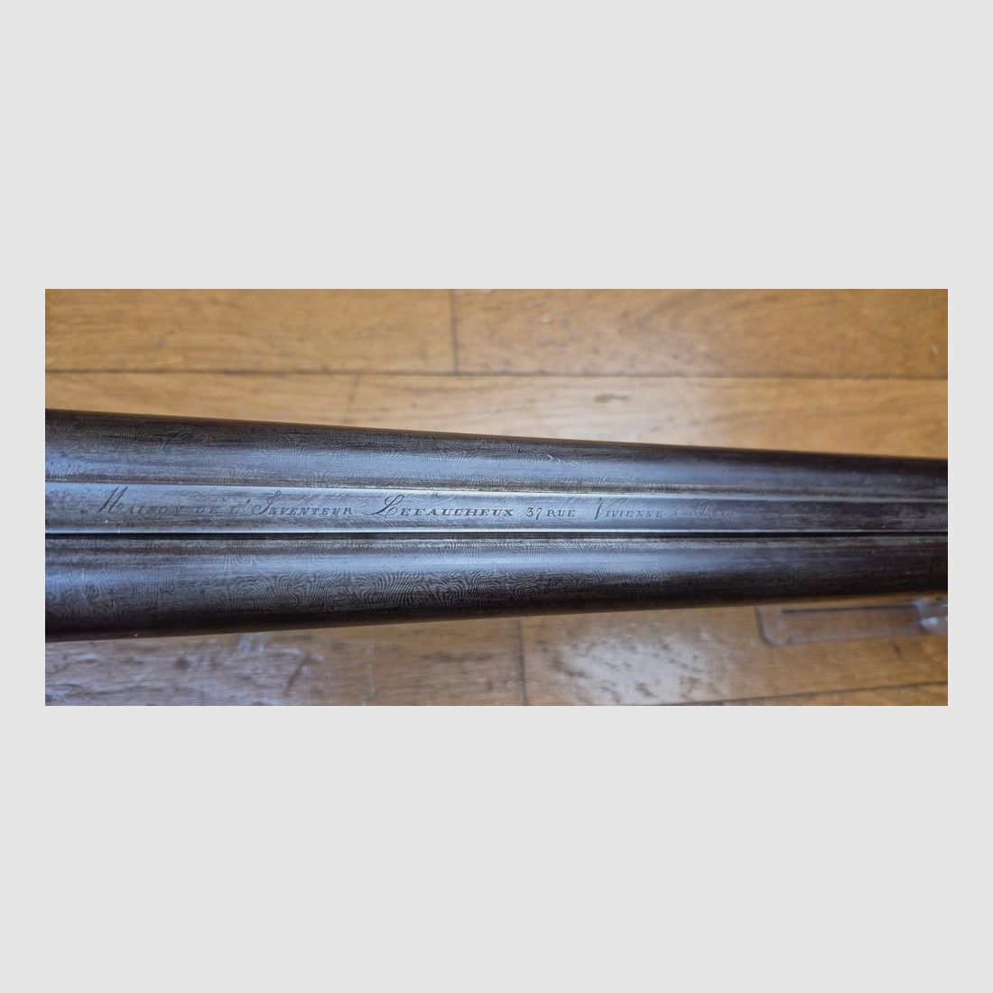 Sehr schönes Seitengewehr – Signiert auf der Laufbande „Maison de l’Inventeur Lefaucheux – 37 rue Vivienne in Paris“ – Wunderschöne Damaschusläufe – Kal. 16 – Brünierung bei 85% – Wunderschöne Gravuren an Beschlägen und Teilen – Alle Schrauben guillochiert – Schaftplatte aus Ebenholz – Sehr schönes rotes Nussbaumholz – Ausgezeichneter mechanischer Zustand – Kein Spiel – Läufe innen noch sehr sauber trotz alter Oxidation – Und ein „ECHTER“ Lefaucheux! – Waffe in TBE insgesamt – TBE, Bild 27 von 47