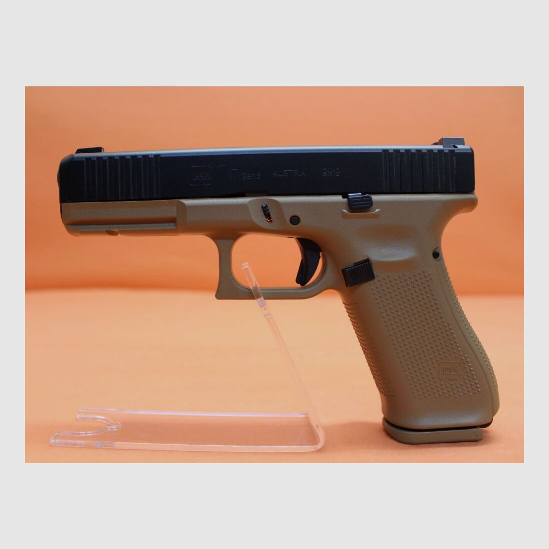 Pistolet Glock Ha. 9mmLuger Glock17 Gen5 FR COYOTE 114mm lufa / przednie żłobienia dla Francji (9mmPara/9x19), zdjęcie 1 z 5