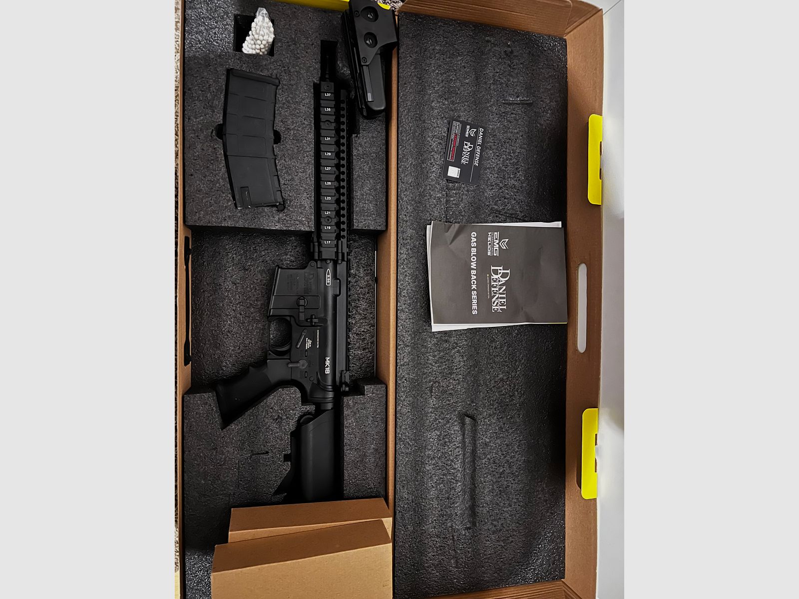 GE Daniel Defense MK 18 GBB mit 3 Magazinen und Holo