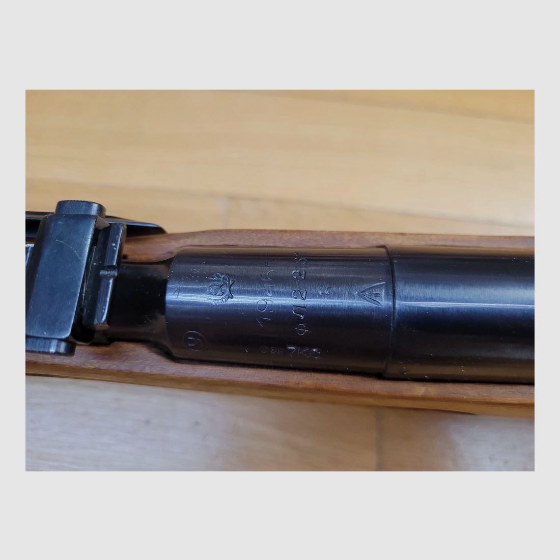 Sehr schöne Mosin-Nagant M44 Büchse – Original Kal. 7,62 x 54R – Seltene Waffe aus der Endproduktion (1946) genannt „Blonde Schaft mit Fußverbindung“ – Ijevsk – 100% monomatrikuliert – Traummechanik – Großartiger Lauf – Waffe neu!, Bild 18 von 30