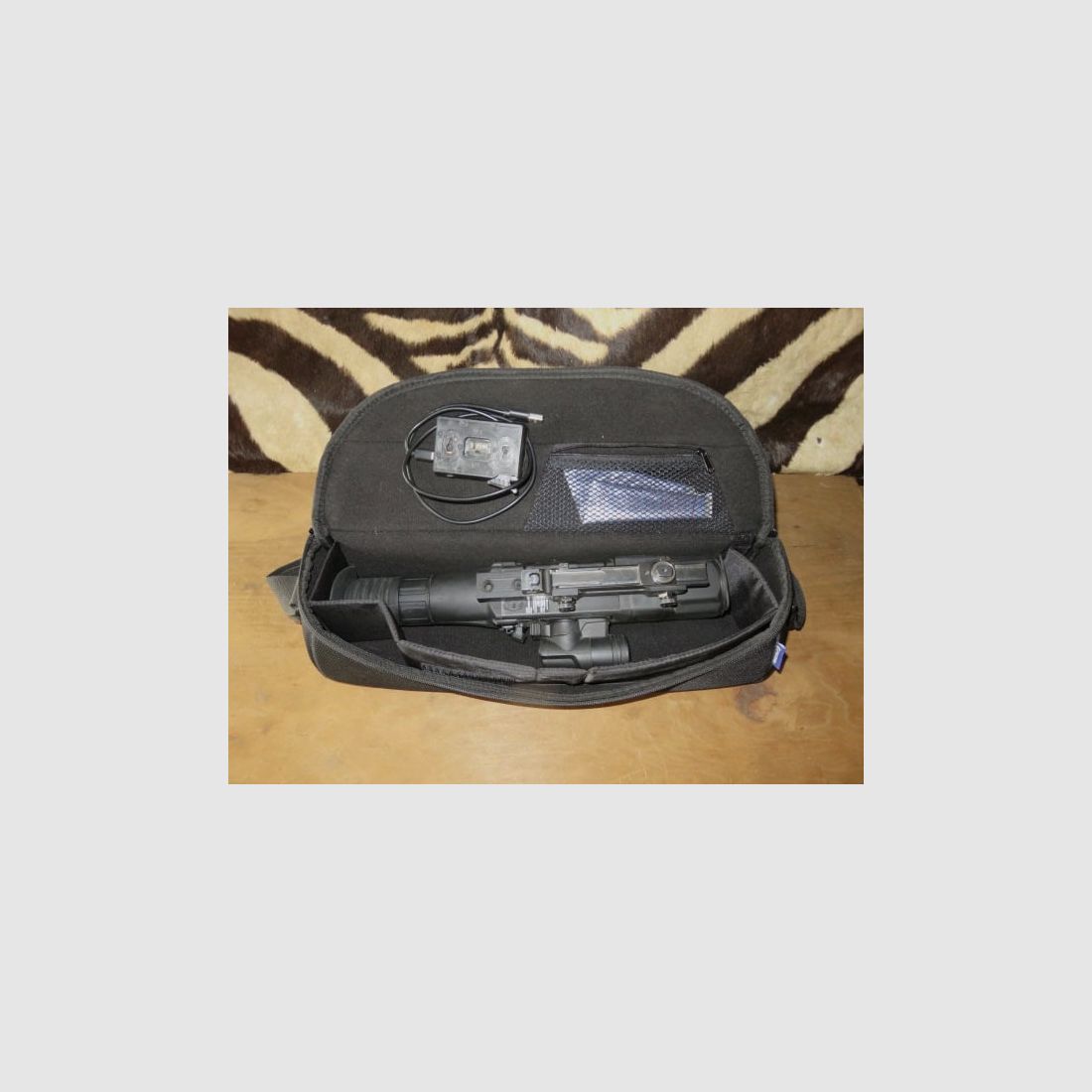 PULSAR Ultra N450 Nachtsichtzielfernrohr mit drehbarem Montage, Tasche und Magazin, Bild 3 von 7