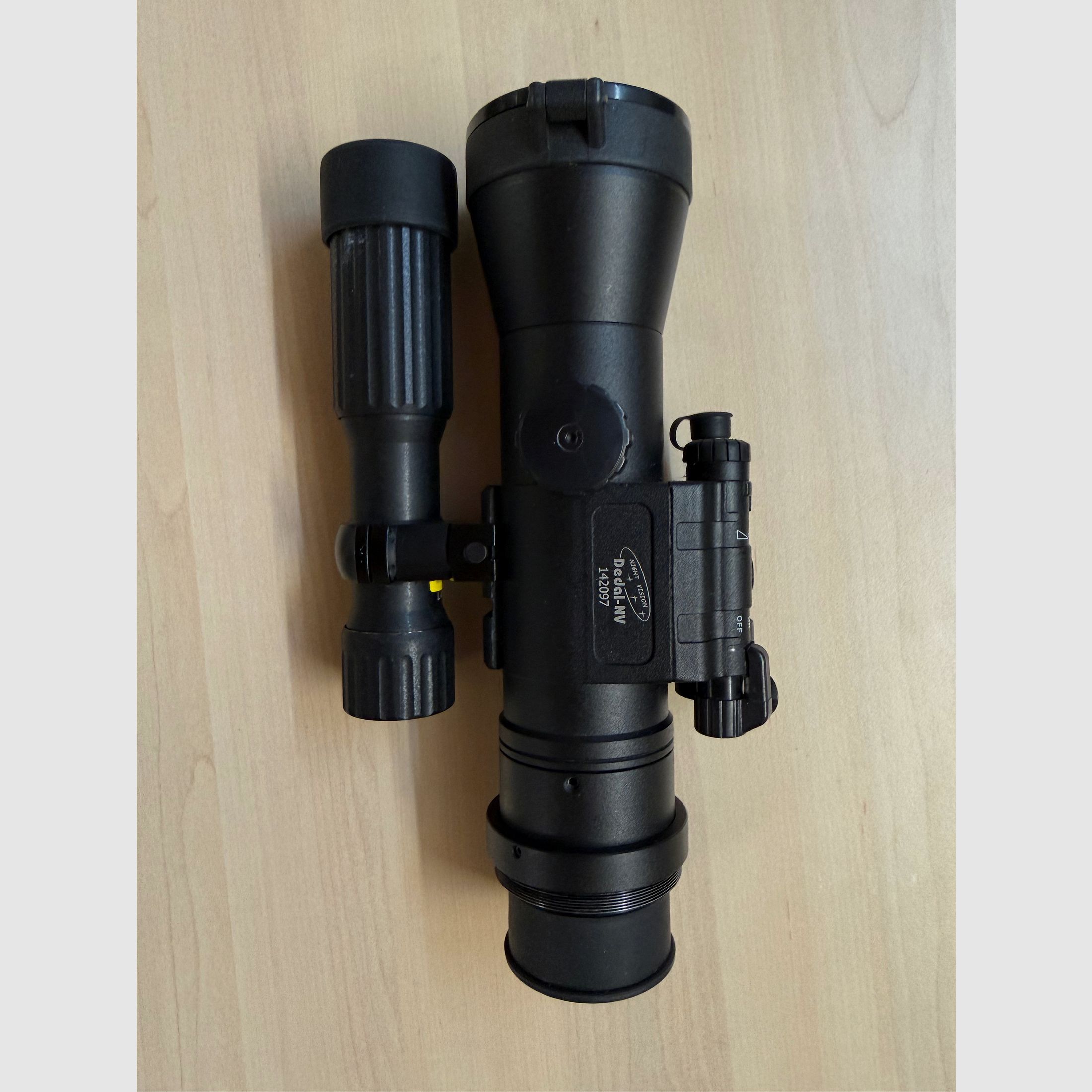 Dedal 552 Gen. 3 Schwarz/Weiss analoges Nachtsichtgerät Lahoux Helios Pro 850 Nm