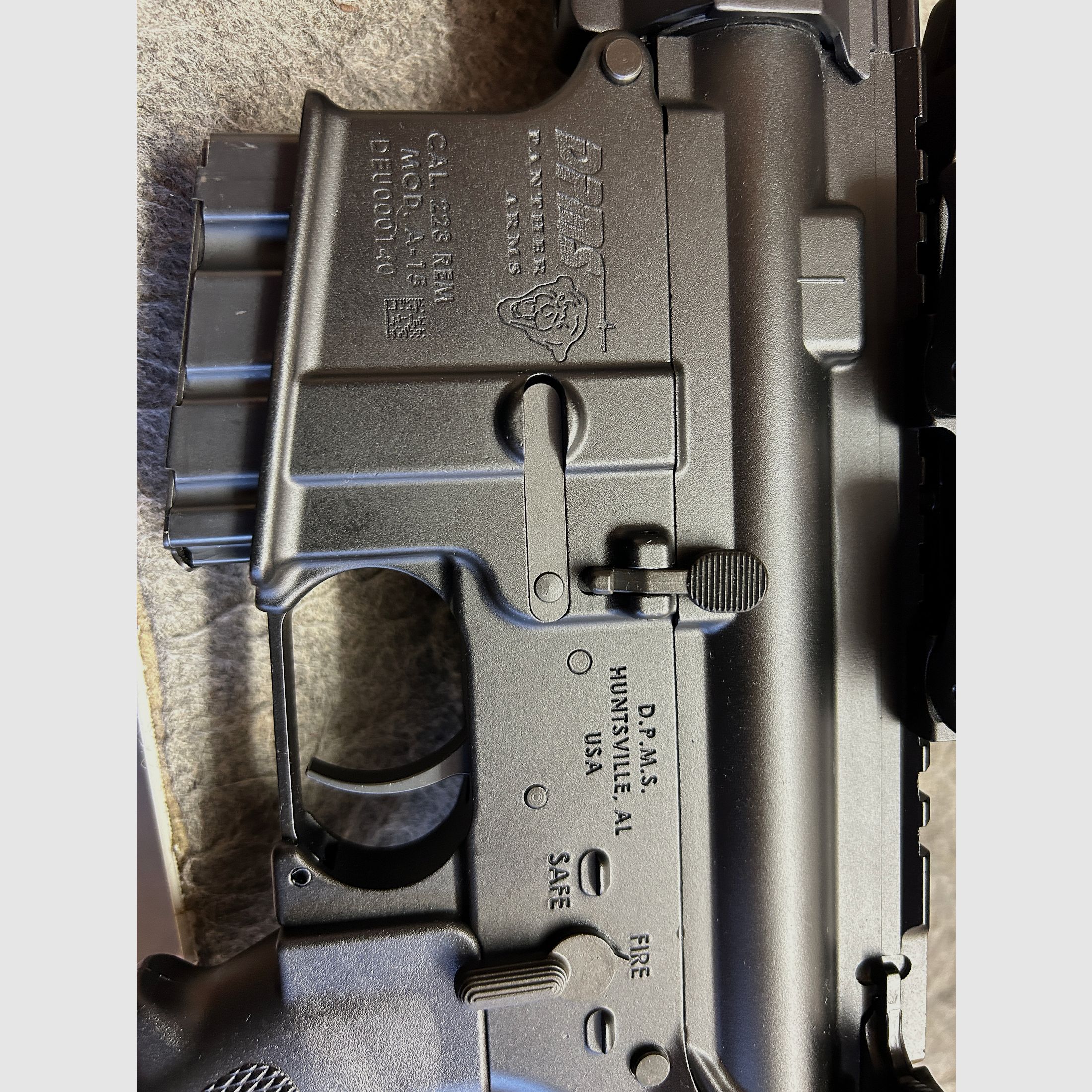 Selbstladebüchse AR15 DPMS Panther Arms mit Zielfernrohr