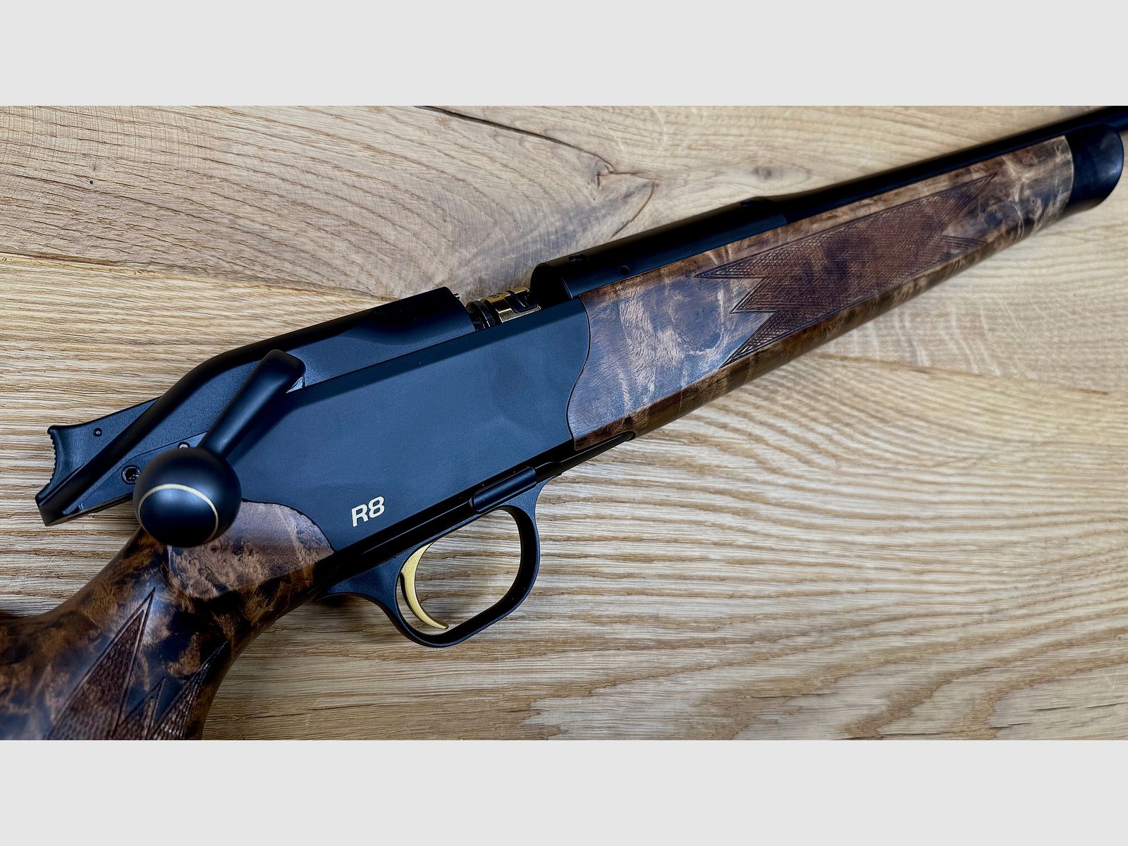 Blaser R8 Custom Schaftholz HK 9-10 / mit vielen Goldelementen / Standardkaliber nach Wahl / TRAUMWAFFE