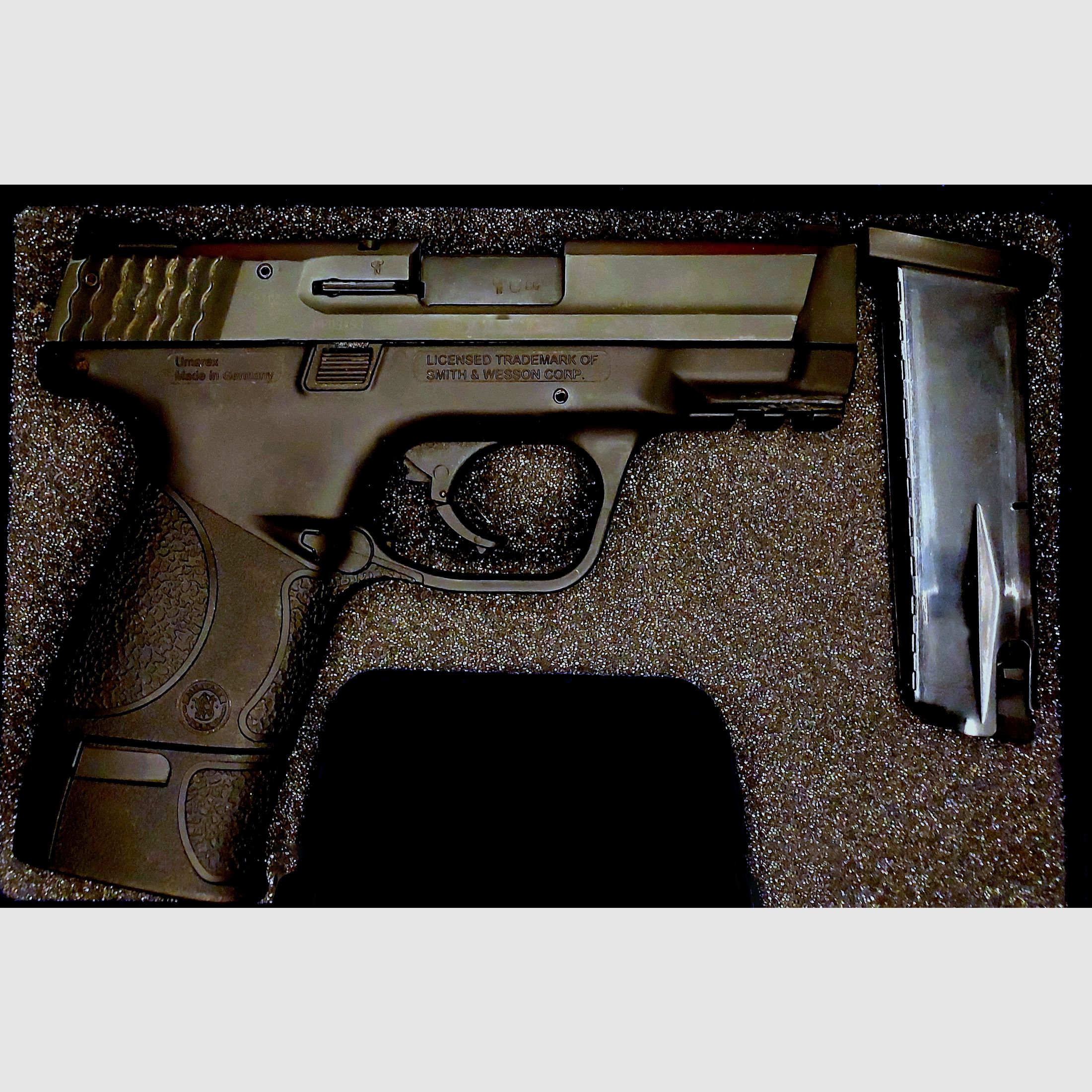 Smith & Wesson M&P 9C Schreckschusspistole, Kaliber 9mm P.A.K., in Schwarz (PTB 984) — mit 2 Magazinen (1x Standard, 1x verlängert XXL)