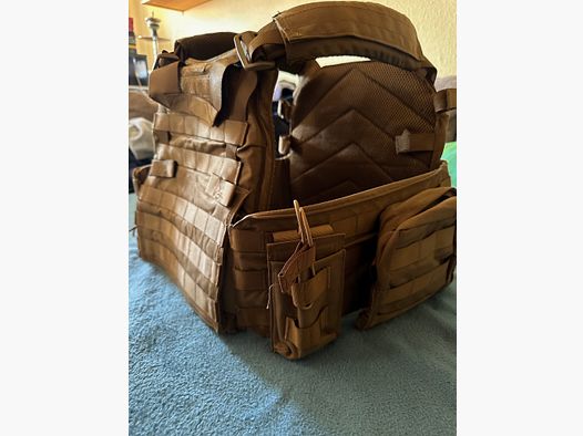 Helm-Hose-Bluse-Weste 