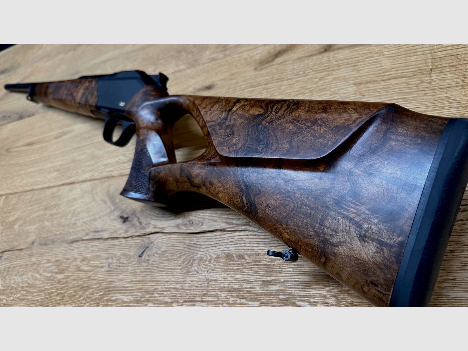 Blaser R8 mit traumhaftem Zubehör-Lochschaft Holzklasse 8-9, goldenes R8 Logo, Kammergriff Selours, gekürzter Lauf, M15x1 Gewinde, Standard-Kaliber wählbar