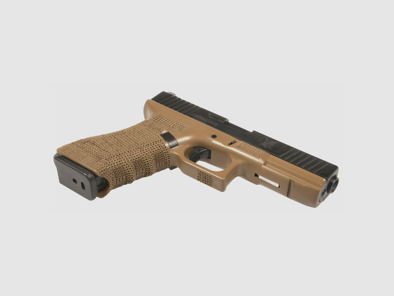 P04 GBB Airsoft Pistole in Tan | Delta Armory