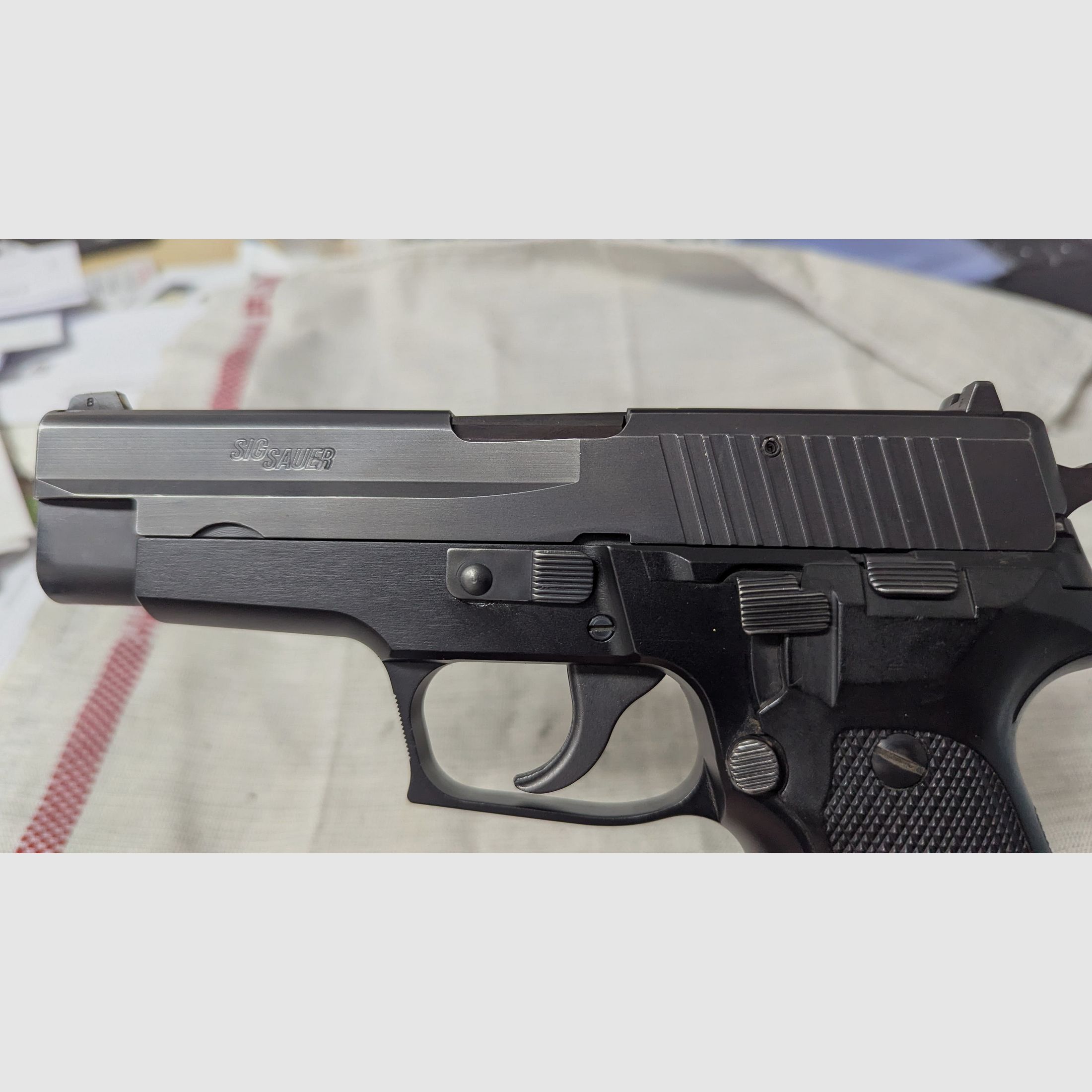 SIG Sauer P226 – 9 mm – buone condizioni fino a molto buone – incluso caricatore e fondina