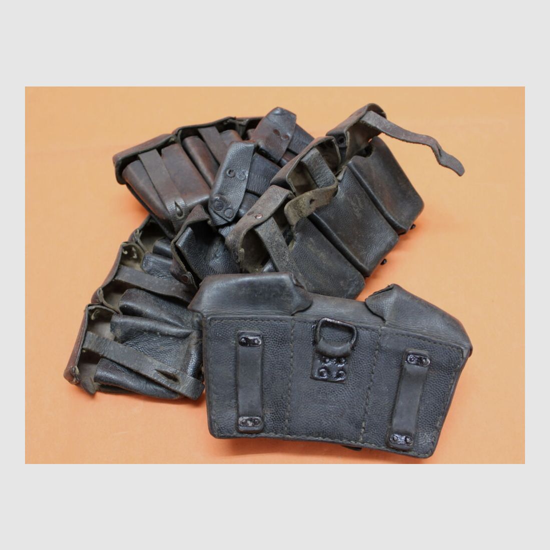 SURPLUS Mauser K98k: bolsa de cartuchos de cuero negro original de 3 compartimentos para cintas de carga. SURPLUS por ejemplo WK2/ BGS
