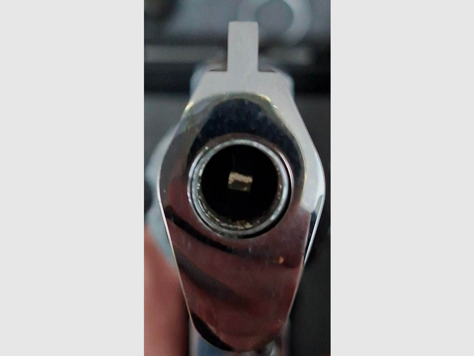 Zoraki R2 3 pulgadas PIEZA ÚNICA.Descripción Querida comunidad de eGun,  está a la venta un Zoraki R2 3" en calibre 9 mm R.K. en una excepcional versión Duo-Tone cromo/negro.  El revólver cuenta con el armazón y cañón cromados, así como un tambor negro y cachas negras. El tambor negro proviene originalmente de otro revólver y fue instalado en este ejemplar. Esto creó esta combinación Duo-Tone muy interesante y visualmente atractiva, que nunca estuvo disponible regularmente en el mercado libre y no corresponde a la versión de serie.  Otro punto visual destacado es el alza pintada de rojo, que le da al revólver un acento individual adicional.  El revólver ha sido disparado por mí muy poco y se encuentra en un estado muy bueno, casi como nuevo. Técnicamente, el revólver está completamente funcional.  Prueba de fuego: CB (2021)     Contenido del envío:  - Zoraki R2 3" – PTB 1007  - Maletín original  - Documentos originales  - Cepillo de limpieza  - Copa de disparo     Una buena oportunidad para coleccionistas y amantes de los revólveres Zoraki que buscan una versión Duo-Tone inusual.     ¡Por favor, presta atención a las condiciones en MyGun!    Homologación de serie para pistolas / revólveres PTB-Nr.:   1007 más información:  Descripción Querida comunidad de eGun,  está a la venta un Zoraki R2 3" en calibre 9 mm R.K. en una excepcional versión Duo-Tone cromo/negro.  El revólver cuenta con el armazón y cañón cromados, así como un tambor negro y cachas negras. El tambor negro proviene originalmente de otro revólver y fue instalado en este ejemplar. Esto creó esta combinación Duo-Tone muy interesante y visualmente atractiva, que nunca estuvo disponible regularmente en el mercado libre y no corresponde a la versión de serie.  Otro punto visual destacado es el alza pintada de rojo, que le da al revólver un acento individual adicional.  El revólver ha sido disparado por mí muy poco y se encuentra en un estado muy bueno, casi como nuevo. Técnicamente, el revólver está completamente funcional.  Prueba de fuego: CB (2021)     Contenido del envío:  - Zoraki R2 3" – PTB 1007  - Maletín original  - Documentos originales  - Cepillo de limpieza  - Copa de disparo     Una buena oportunidad para coleccionistas y amantes de los revólveres Zoraki que buscan una versión Duo-Tone inusual.     ¡Por favor, presta atención a las condiciones en MyGun!    Homologación de serie para pistolas / revólveres PTB-Nr.:   1007 más información: