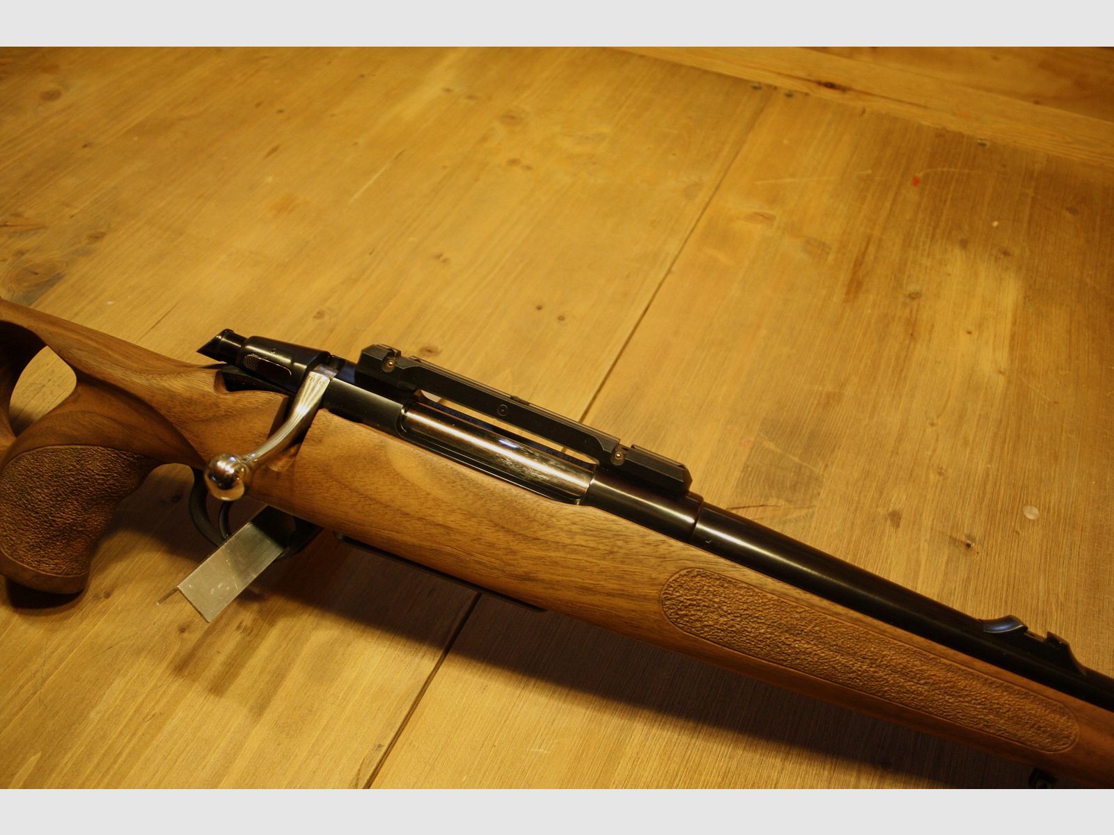 Repetierowa broń Zoli AZ1900 Taiga 8x57IS ręczny zamek z orzechowym uchwytem