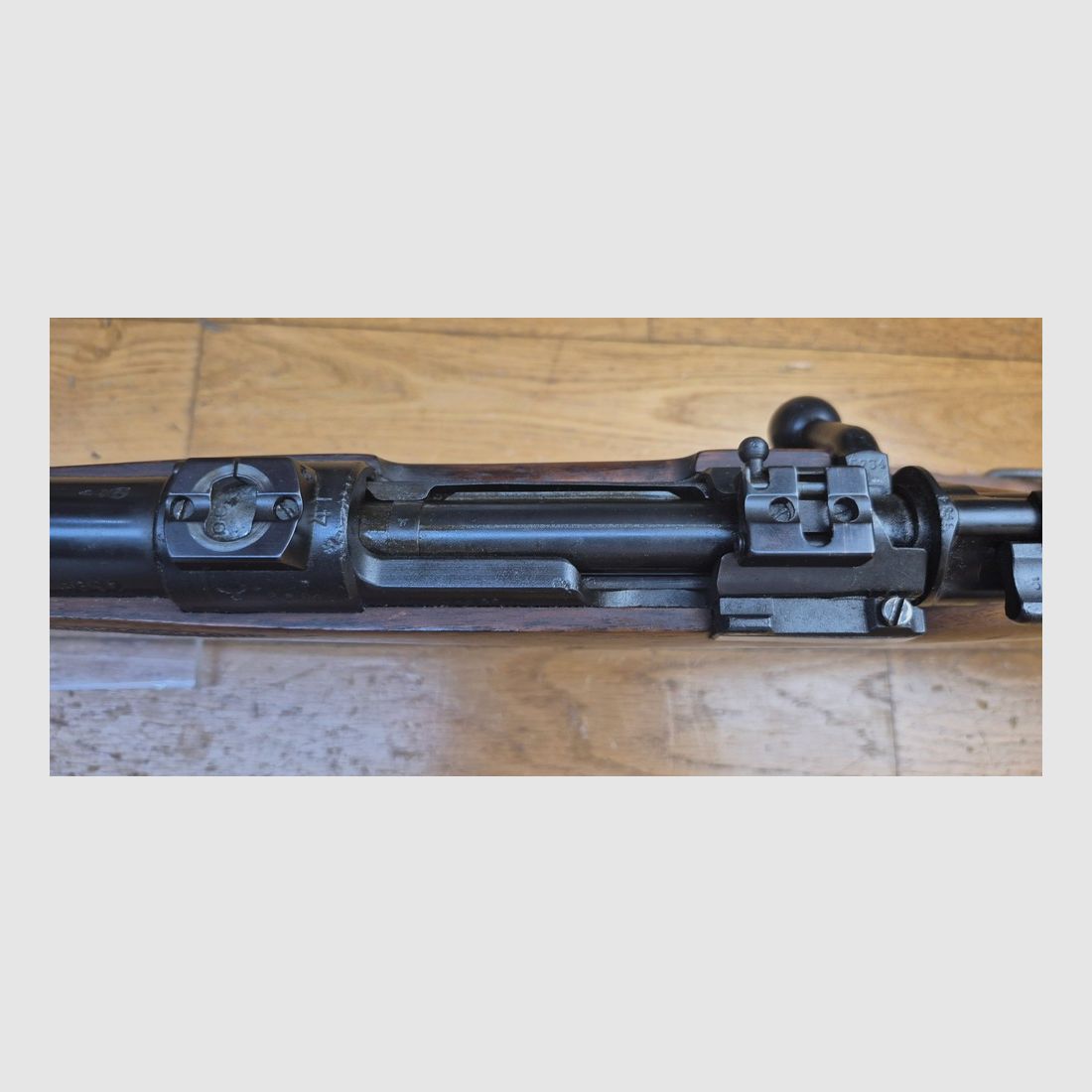 Jagdbüchse Mauser 98k sportlich umgebaut — Kal. .300 Win Mag — Deutsche Militäraktion von 1941 — Belgisches Handwerk von hoher Qualität — Pistolengriff, Wiener Backe und Monte-Carlo-Schaft — In 4+1 Schuss — Sehr schönes Holz und 99% Brünierung — Mechanik gut flüssig und gleichzeitig fest — Spiegel-Lauf — 100% Stahl Montage für Zielfernrohr — Schöne Waffe — TBE/TBE+, Bild 14 von 34