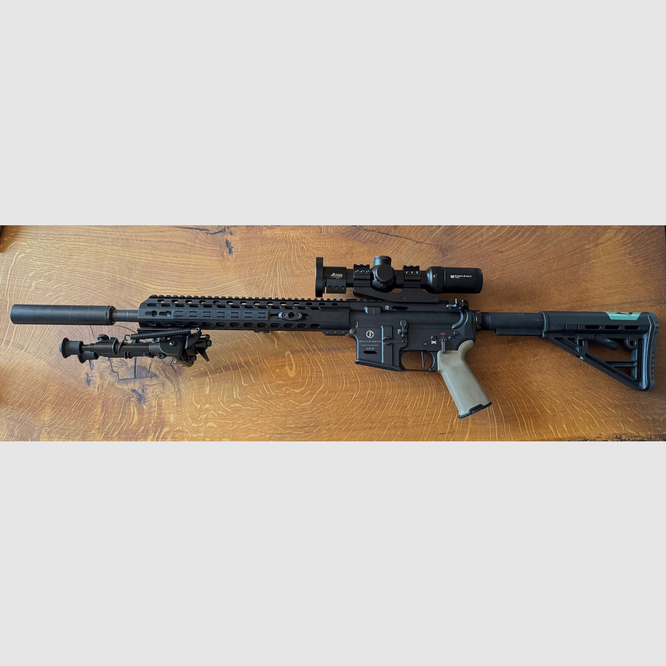 Schmeisser AR-15 M5F mit Visier und Schalldämpfer 223