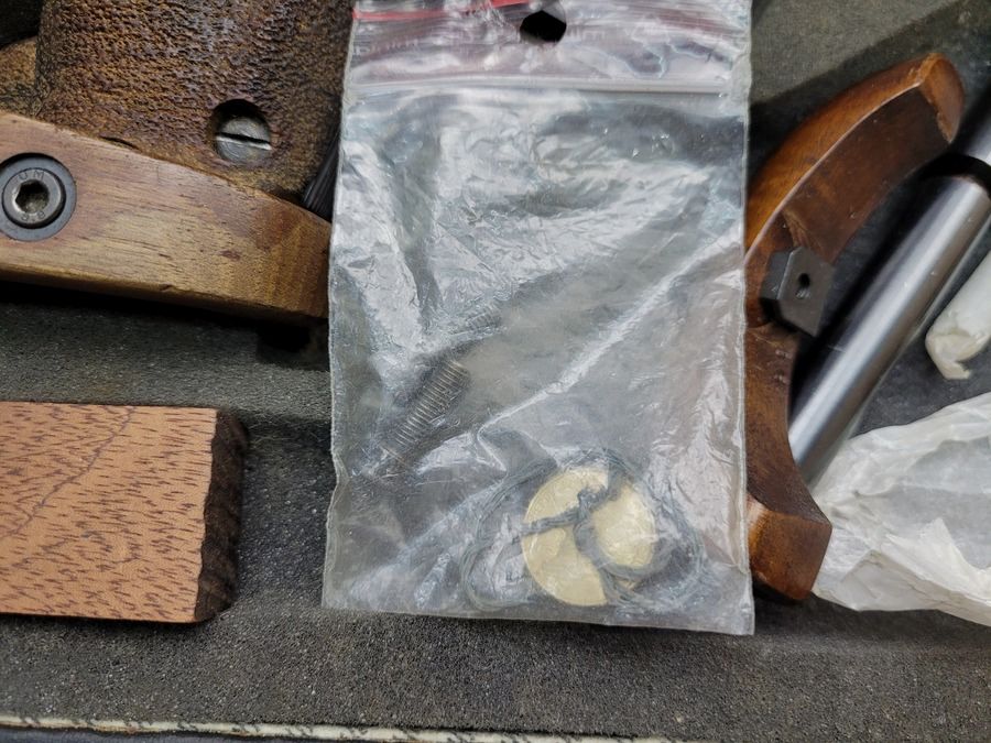 Sehr guter Pistol DES 69/U – Hergestellt in Frankreich von Unique in Hendaye – Kal. 22 LR – Verstellbarer anatomischer Schaft aus Nussbaum – Magazin 10 Schuss – Verstellbarer Abzug – Doppelte Bossette – Set von Gegengewichten – Vollständig aus bearbeitetem Stahl – Sehr guter Zustand, Bild 6 von 27