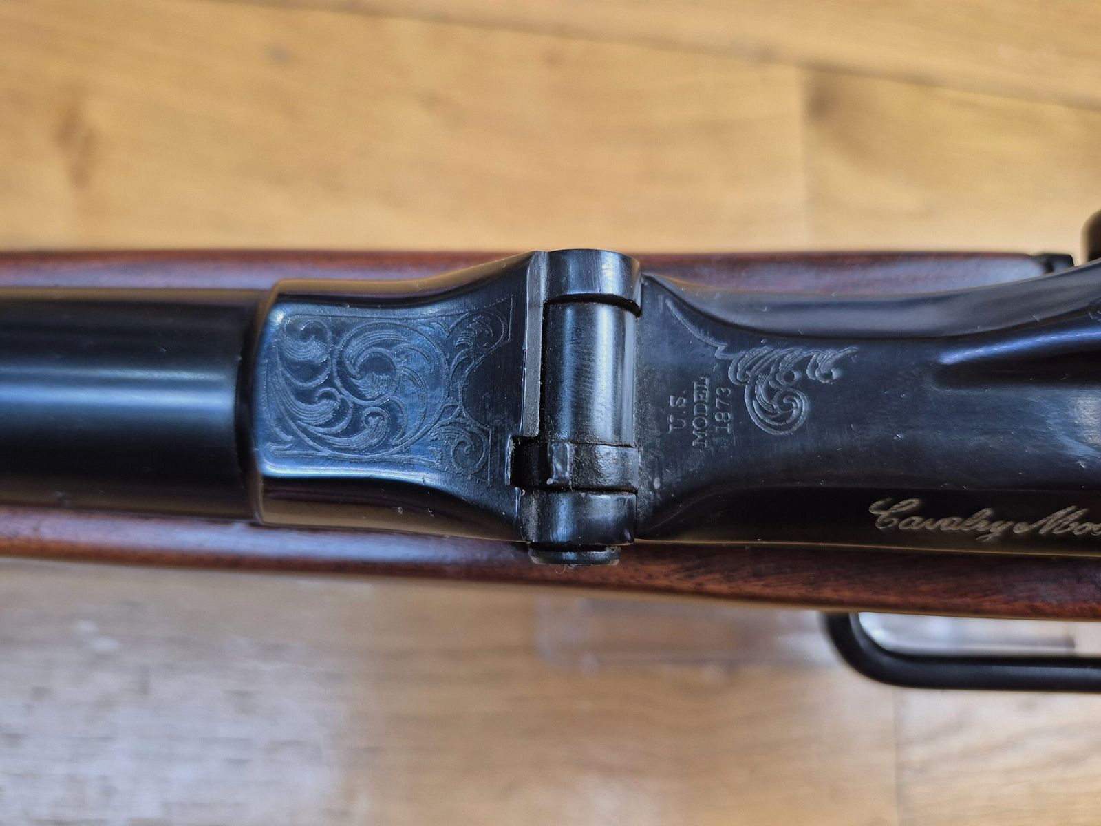 Wspaniała karabina Springfield Trapdoor Model 1873 – Model oficerski – Produkcja USA przez Harrington & Richardson – Broń z 1973 roku – Kaliber 45-70 Gvt – Broń z Little Big Horn – Wspaniałe wykończenia – Drewno najwyższej jakości i marmurkowe części metalowe – Mechanika w doskonałym stanie – Nowa lufa 22 cale – TBE+++, zdjęcie 20 z 39