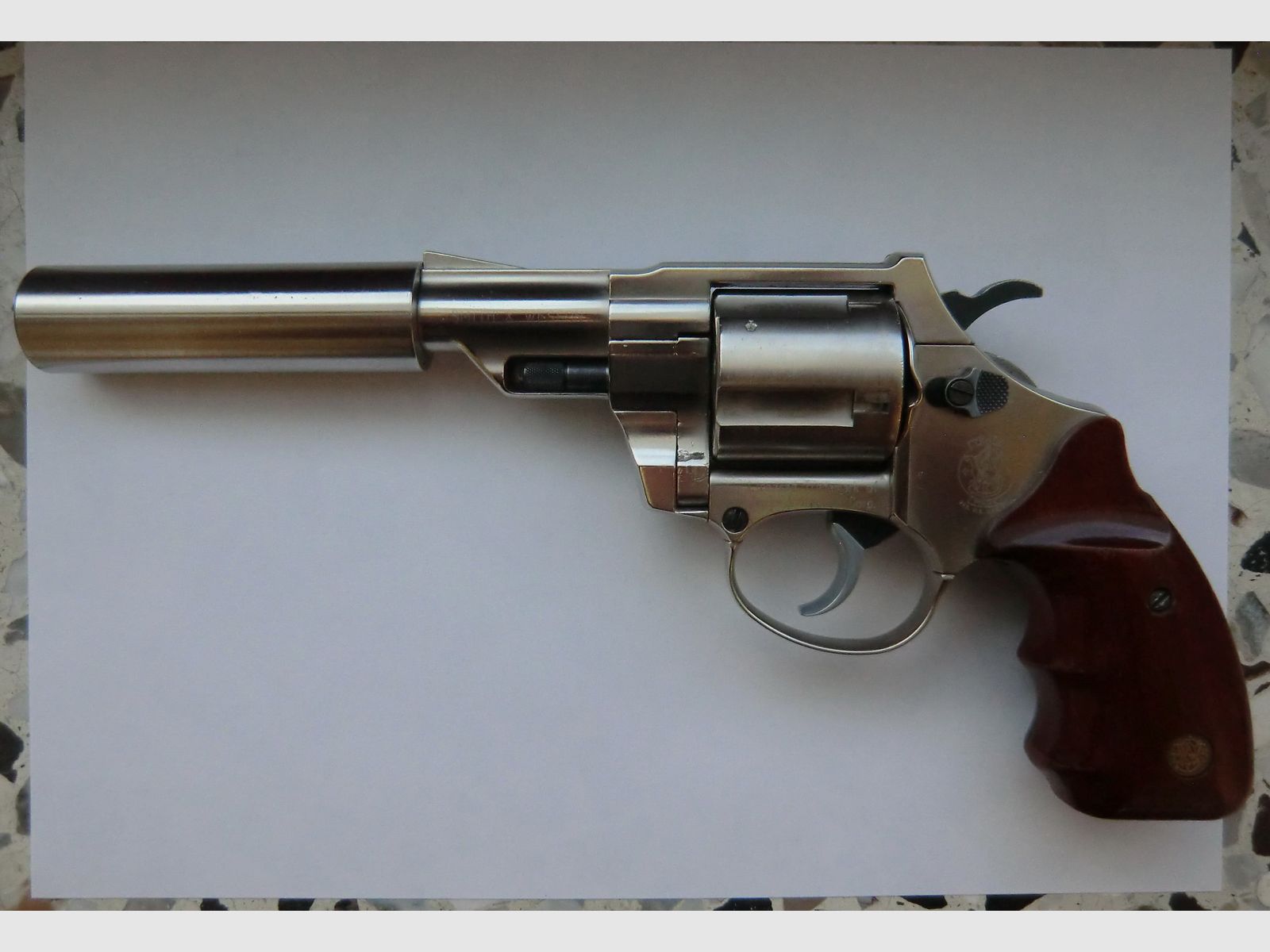 Smith and Wesson Combat Magnum Revolver Cal.45 vernickelt inkl. Schalldämpfer und Munition PTB 617