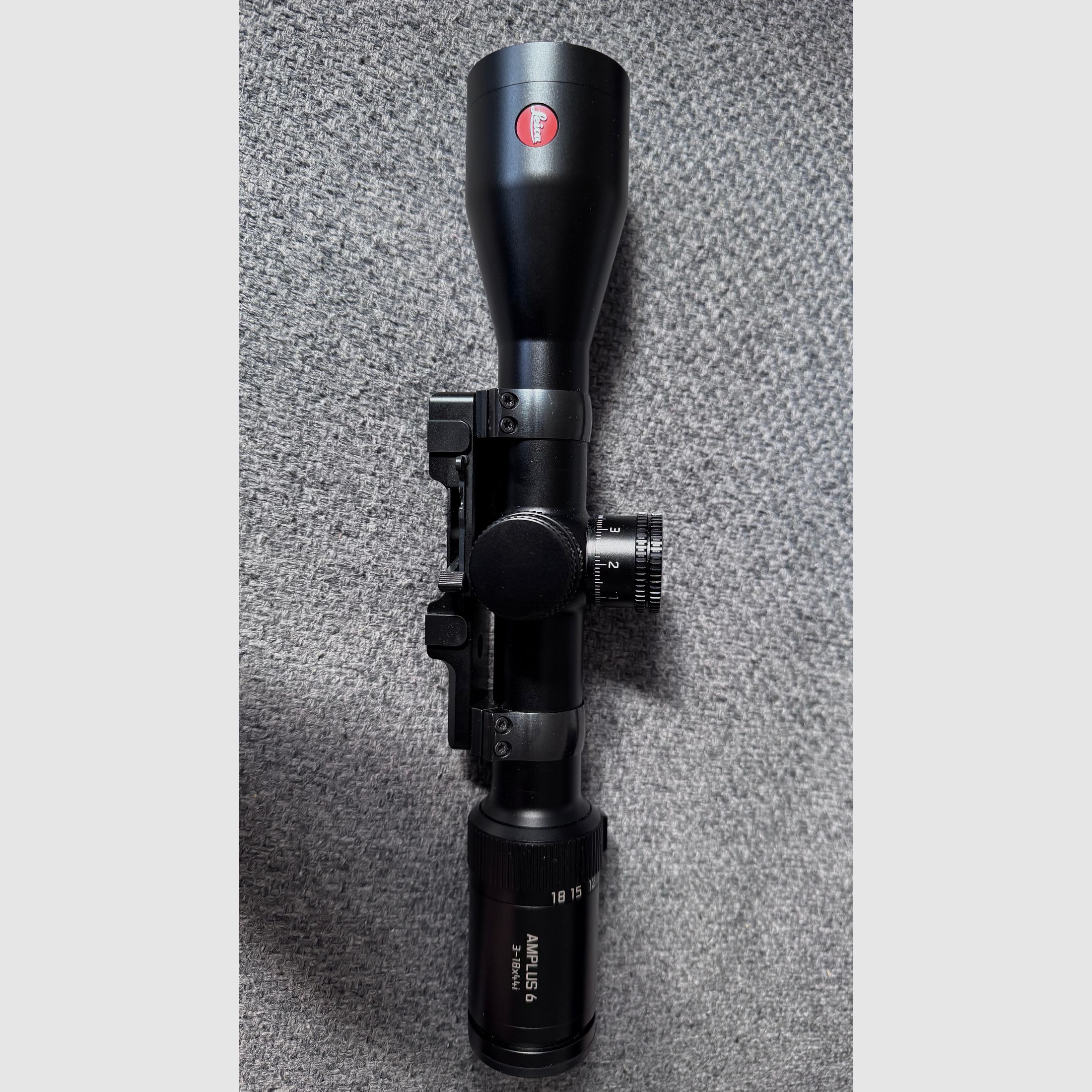 Leica Amplus 3-18x42 con aspecto de caza