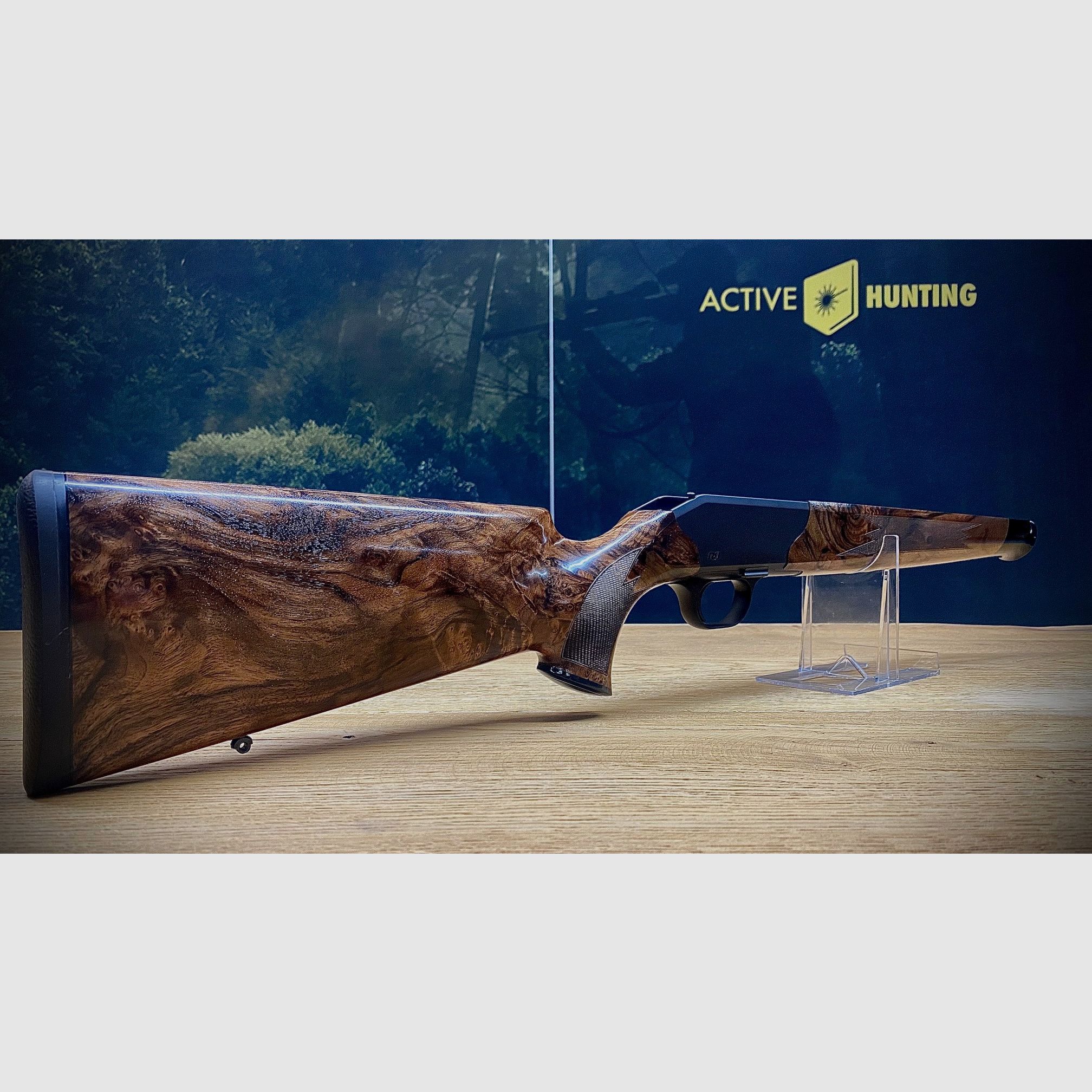 Blaser R8 Schaft / Holzklasse 7 / Bayrische Doppelfalzbacke / glänzendes Finish / Logo Schwarz