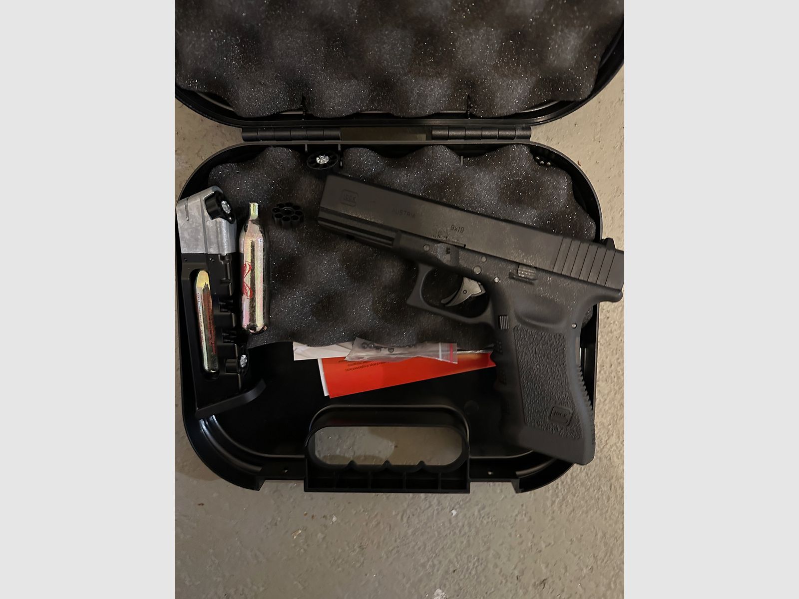 Glock 17 Gen 5 (4.5 mm CO₂) with blowback + accessories