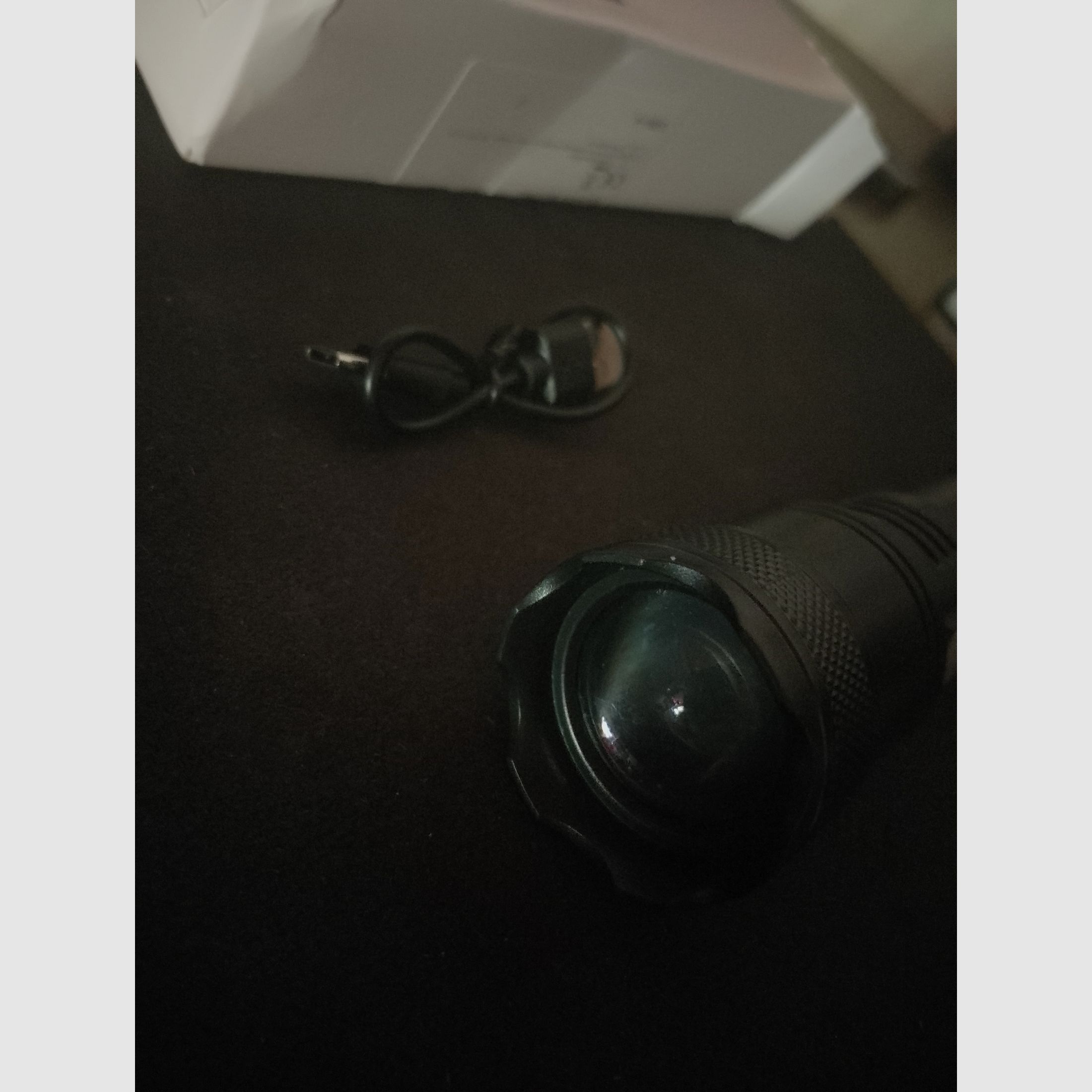 Torcia con funzione strobo ricaricabile USB con display digitale zoom torcia tattica