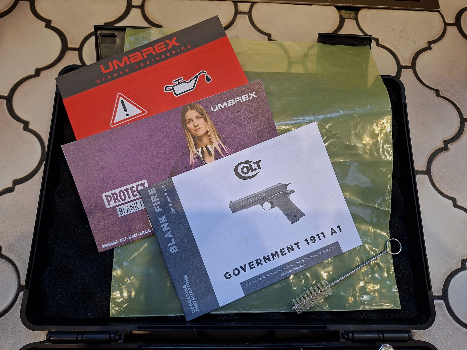 Colt 1911 Chrom, wie neu, unbeschossen, lange Federführung, Vitrinenstück.