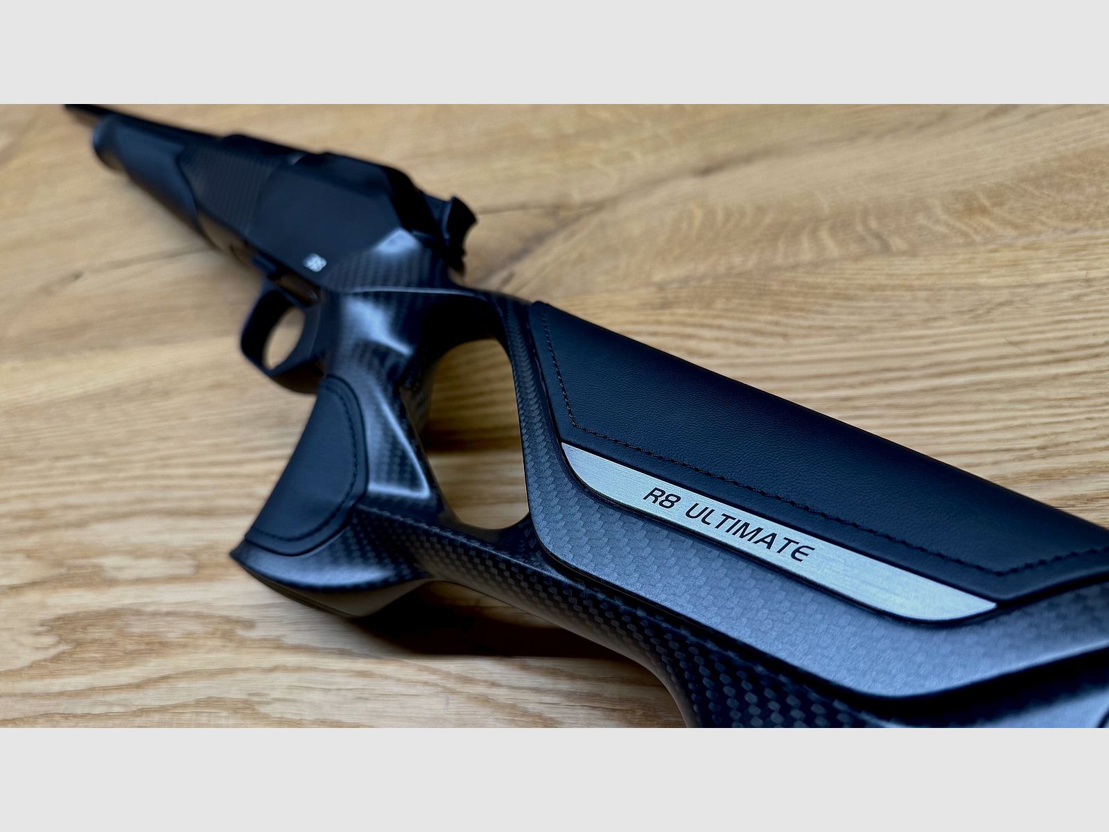 Blaser R8 Carbone Cuir noir / Déclencheur & chambre DLC / Avant en carbone / Logo argent / Poignée de chambre en carbone / Calibre & longueur de canon au choix