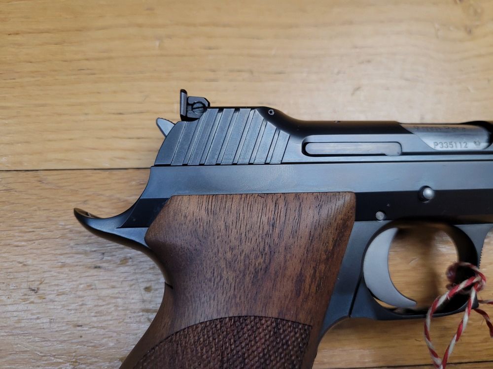 Prächtige Pistole Sig Sauer P210 Legend Target 5 Zoll – Kal. 9×19 – Sondermodell aus dem Mastershop Sig Sauer – Single Action Abzug / Top Abzug – Erweitertes Magazinfach – 2 Magazine 8 Schuss – Beidseitige Sicherung – Nitrierung – Komplett im Originalkoffer – Waffe im neuwertigen Zustand zum Gebrauchtpreis!, Bild 21 von 25