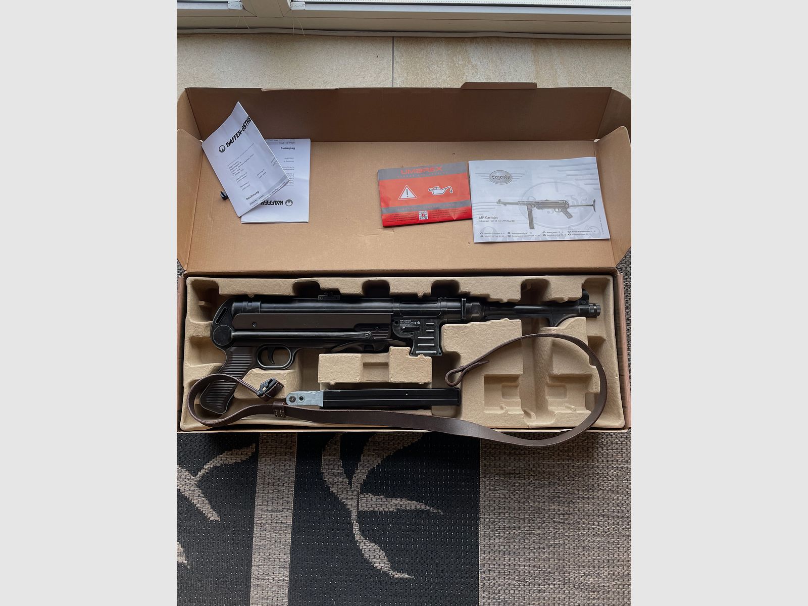 Umarex Legends MP40 Edición Legado Alemán - 4,5 mm Stahl BB Co2 (P18)